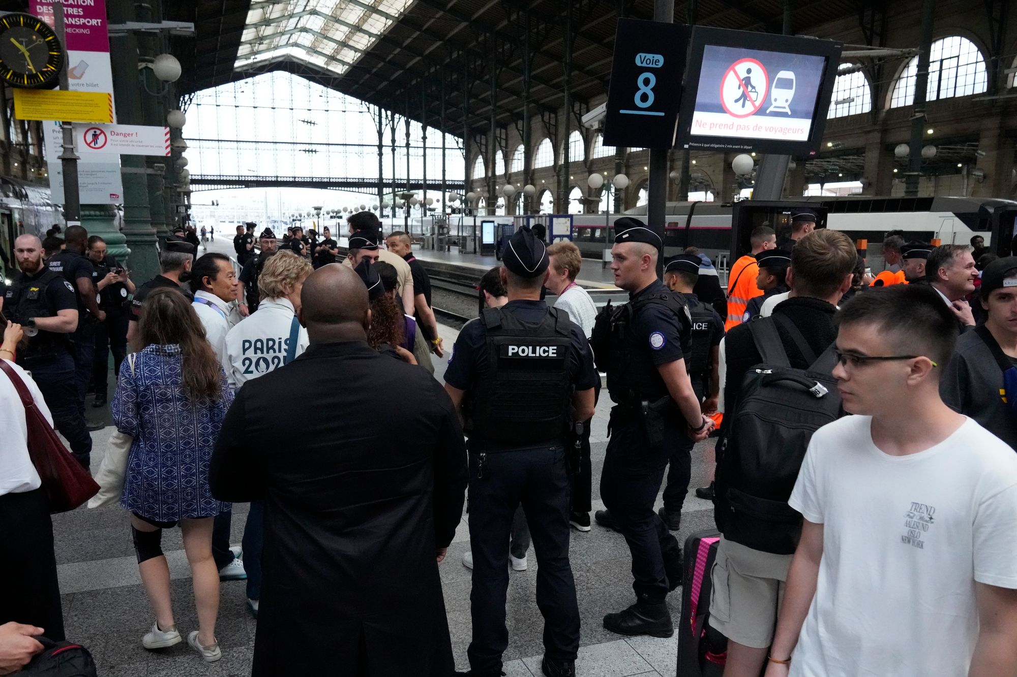 Reisende venter på togstasjonen Gare du Nord i Paris.