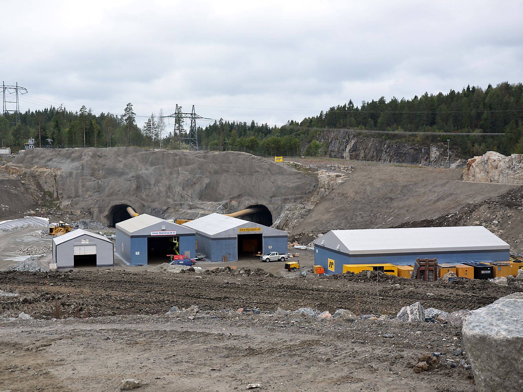 Det har lekket ut både Uran og Sulfat fra tunnelboremaskinmassene som er lagt ut på Åsland etter drivingen av Follobanen. 