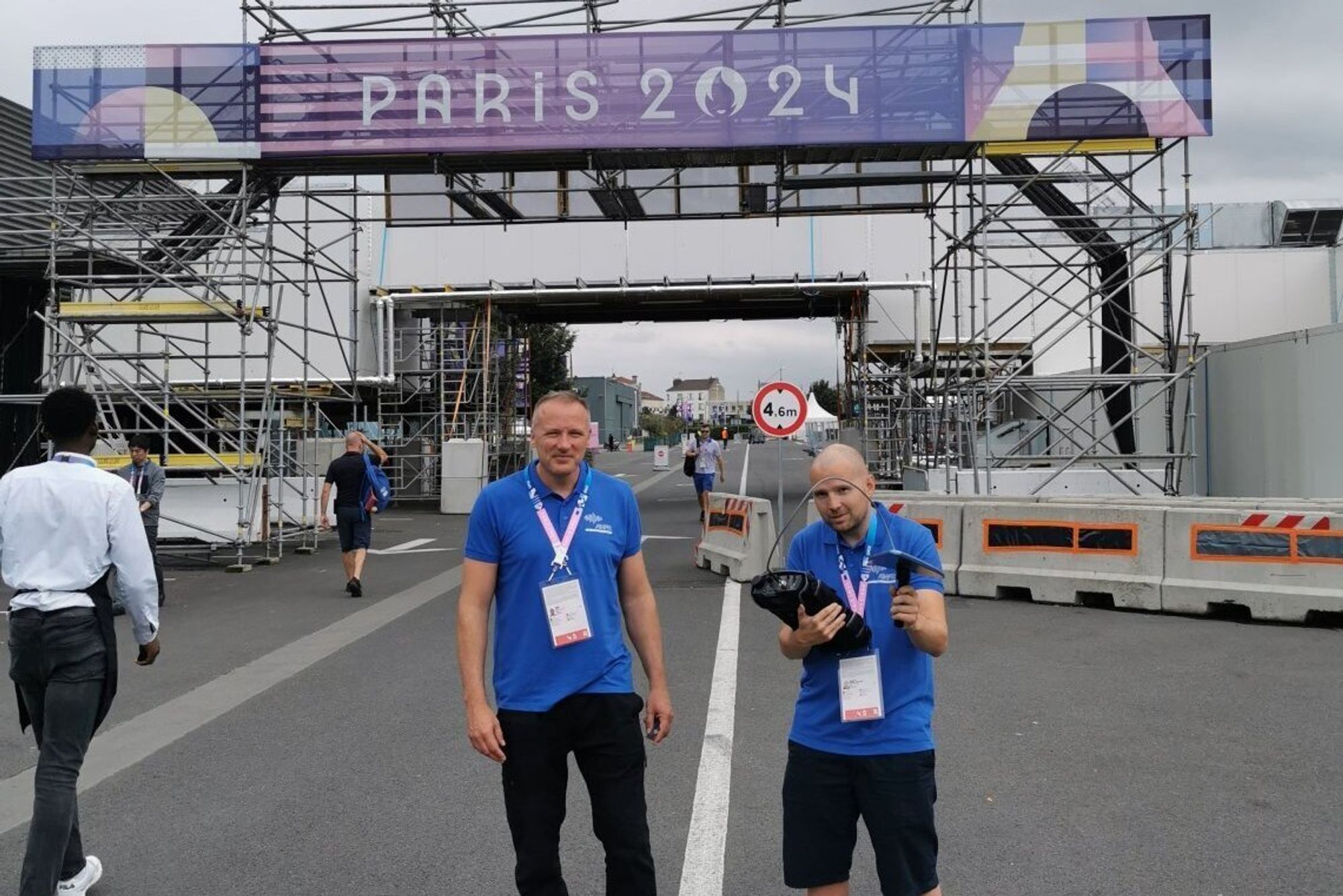 Fra venstre: Senioringeniørene Jon Ivar Øren og Anders Skjøstad Eriksen fra Nkom jobber i Paris under OL for å sikre at trådløs kommunikasjon og sikkerhetsutstyr fungerer som det skal under arrangementet.