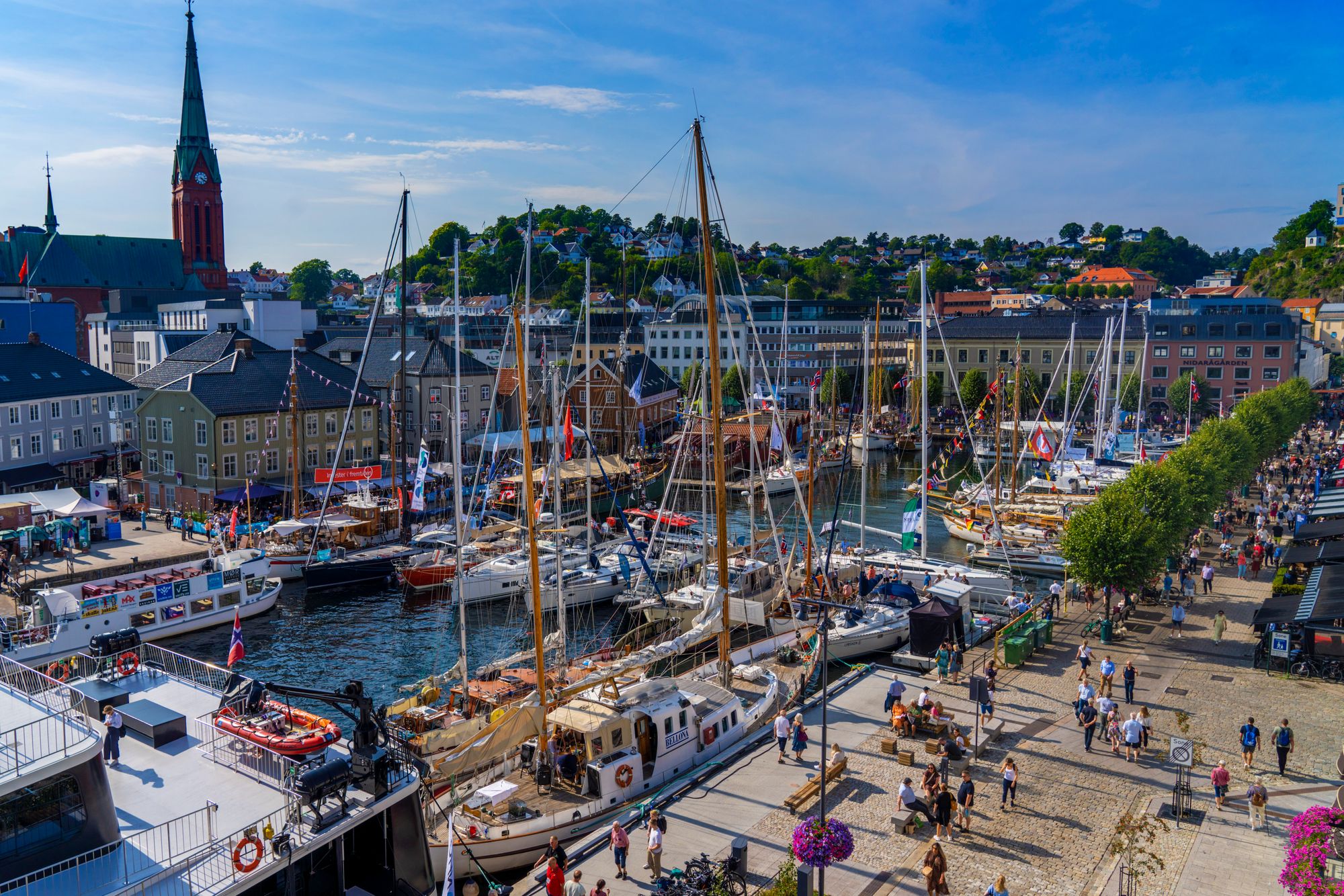 Med Kongsberg Agenda rett før sommerferien og Arendalsuka rett etter sommerferien blir det julekveldstemning både i slutten av juni og starten av august, skriver TUs teknologiredaktør Jan Moberg. Bildet er fra Pollen under Arendalsuka 2022. 