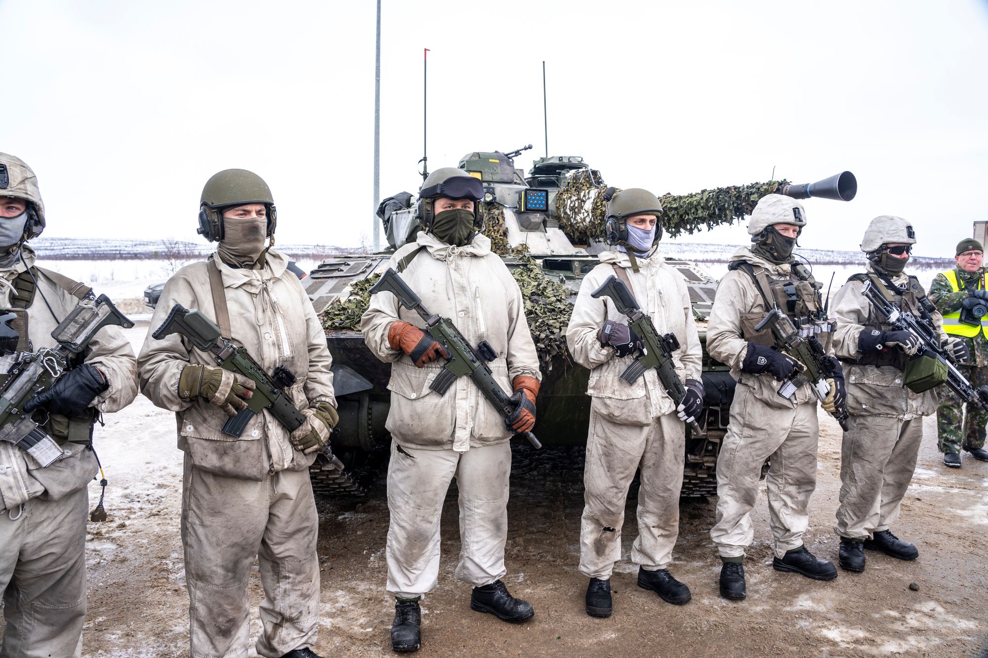 Svenske soldater poserer foran en CV90 stridsvogn på grensen mellom Norge og Finland 9. mars i år.