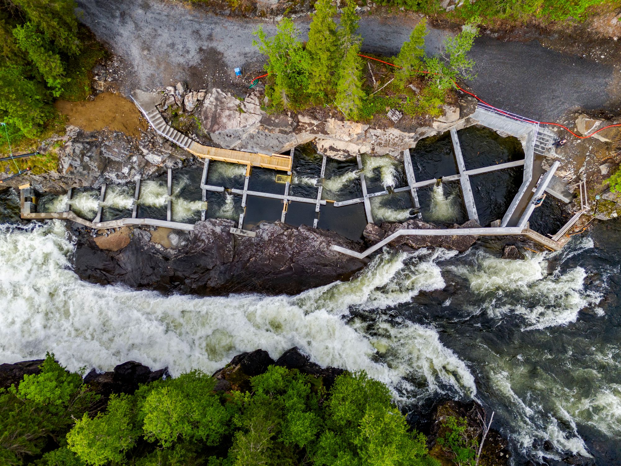 Forsker Ulrich Pulg på den ganske nye trappa ved Palmafossen i Voss, en state-of-the-art-konstruksjon. Den er en spaltetrapp, som tåler mye variasjon i vannstanden. Forbi kraftverket til Voss Energi er det også bygd en nedvandringsløsning for fisk, med varegrind som leder fisken til overflate- og bunnluker.