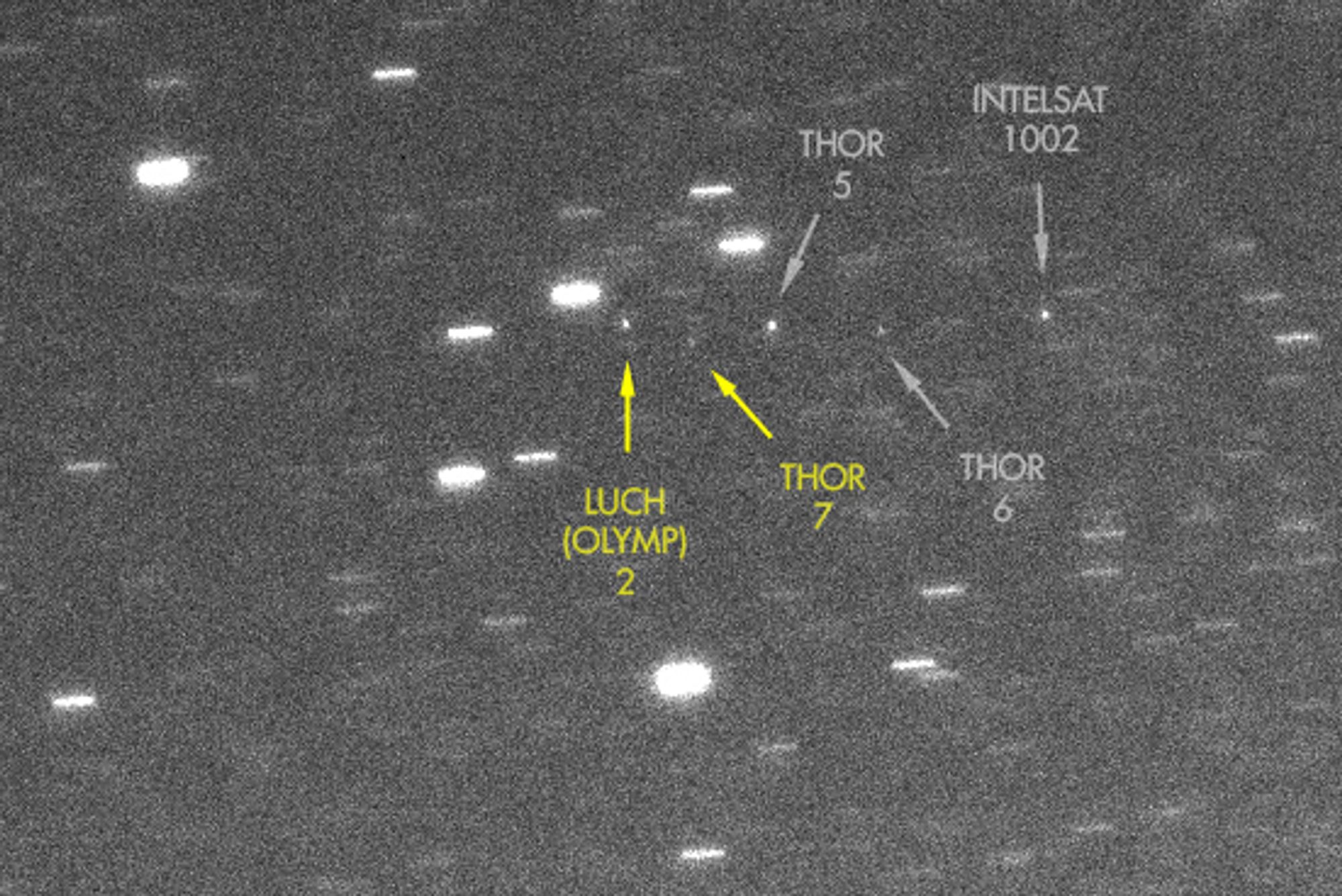 Dette bildet, tatt i Leiden i Nederland i 22-tida om kvelden 5. august, viser den russiske Luch2-spionsatellitten og de norske Thor-satellittene, med Thor 7 aller nærmest. Den amerikanske Intelsat 1002-satellitten ligger også i nærheten.