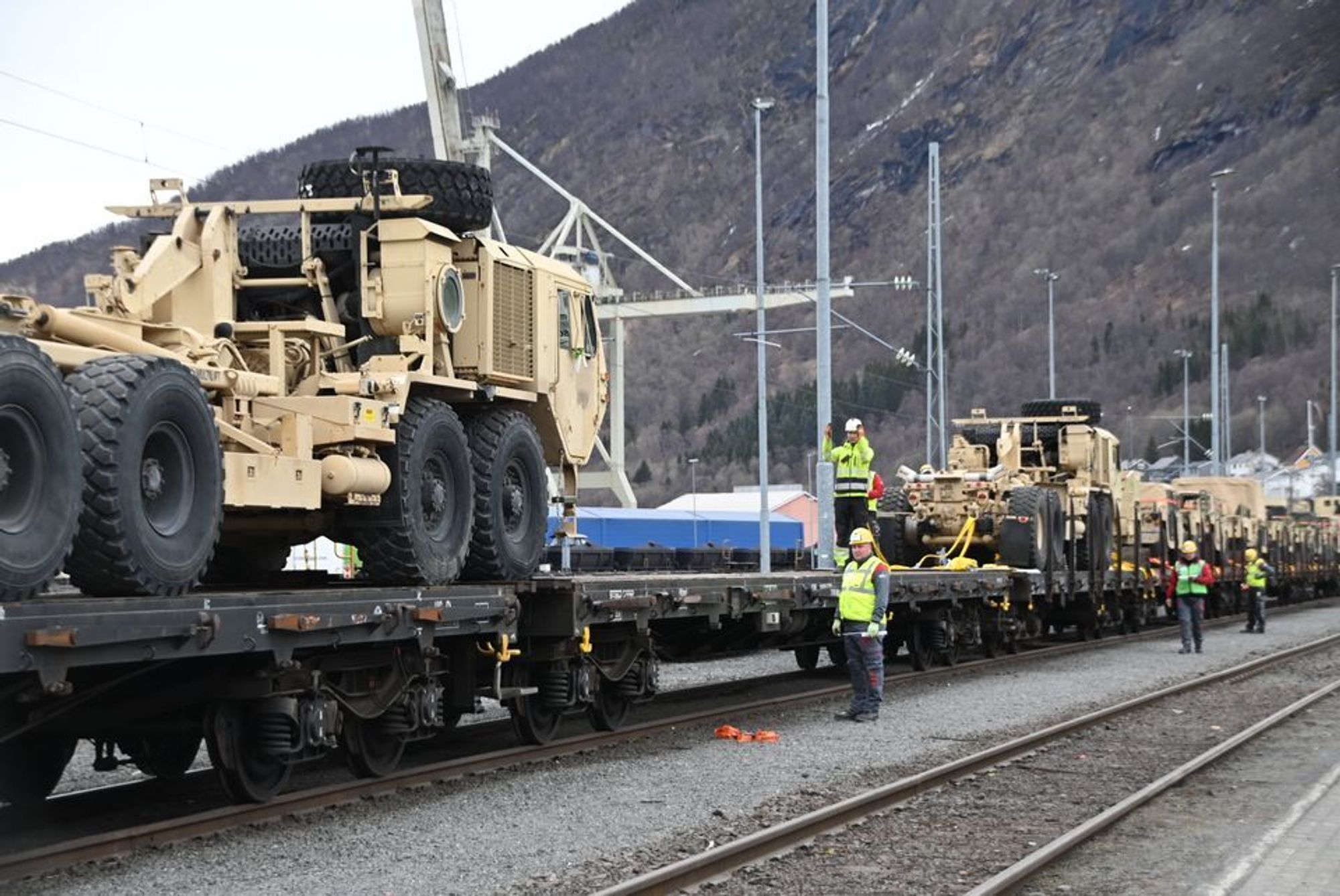 Amerikansk materiell lastes på jernbanen i Narvik på vei til Sverige for Immediate Response i april og mai.