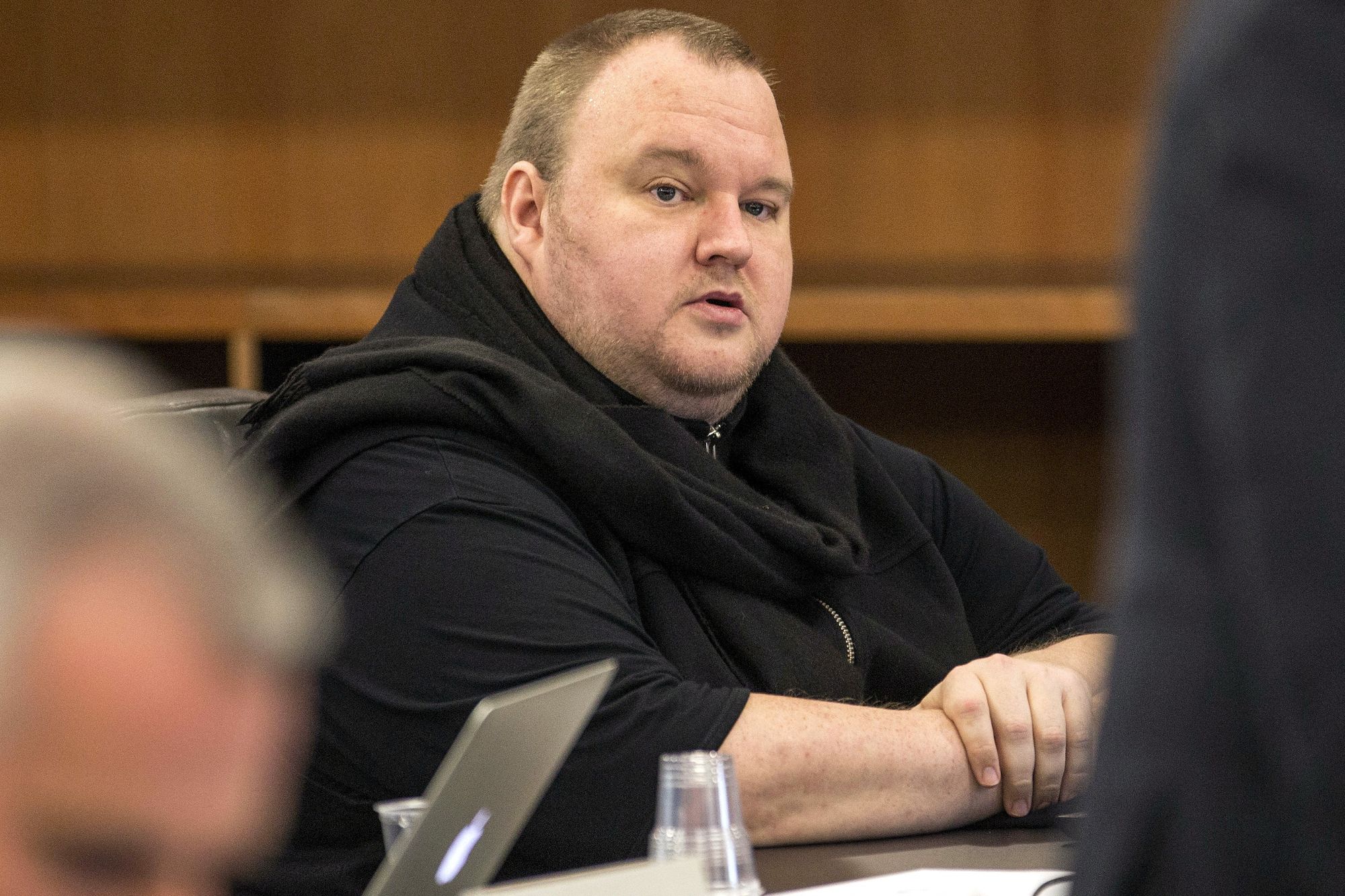 Kim Dotcom, grunnleggeren av fildelingsnettstedet Megaupload, utleveres til USA etter mange år med rettsstrid i New Zealand. Her er han avbildet under en rettshøring i Auckland i 2015.