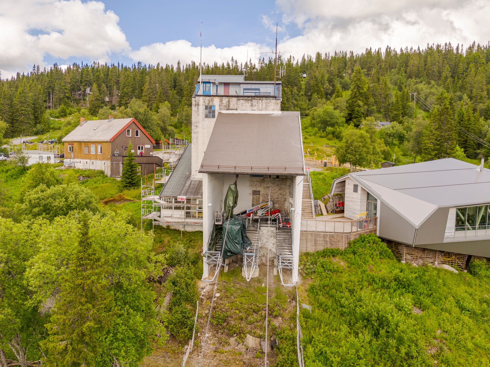 Krossobanen med Rjukan sentrum i bakgrunnen, 13. juli 2024. Statens jernbanetilsyn stengte to-tausbanen med umiddelbar virkning 19. juni.