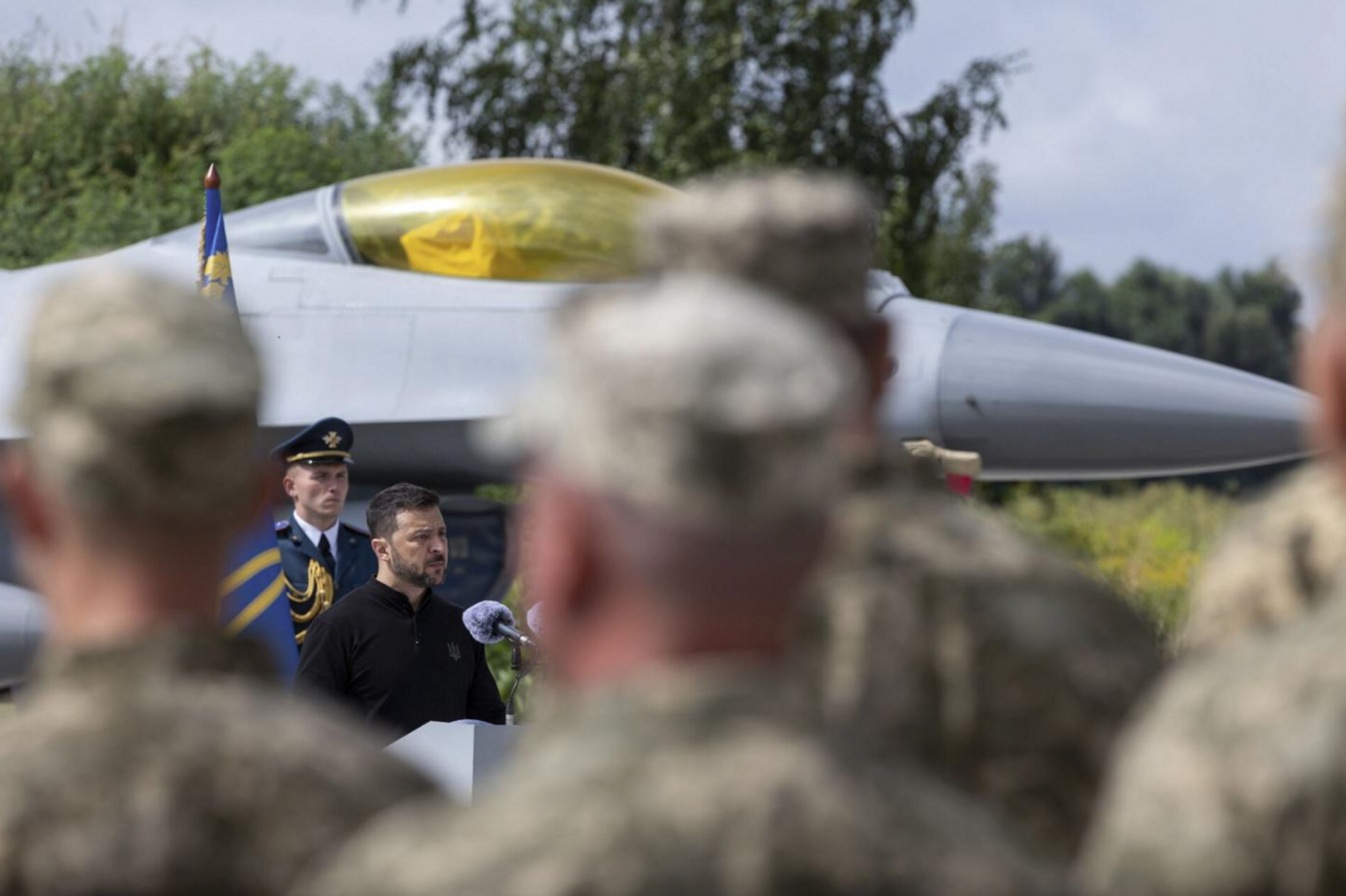 Her holder den ukrainske presidenten Volodymyr Zelenskyj tale foran et dansk-donert F-16 kampfly, som nå er operasjonelt over Ukraina.