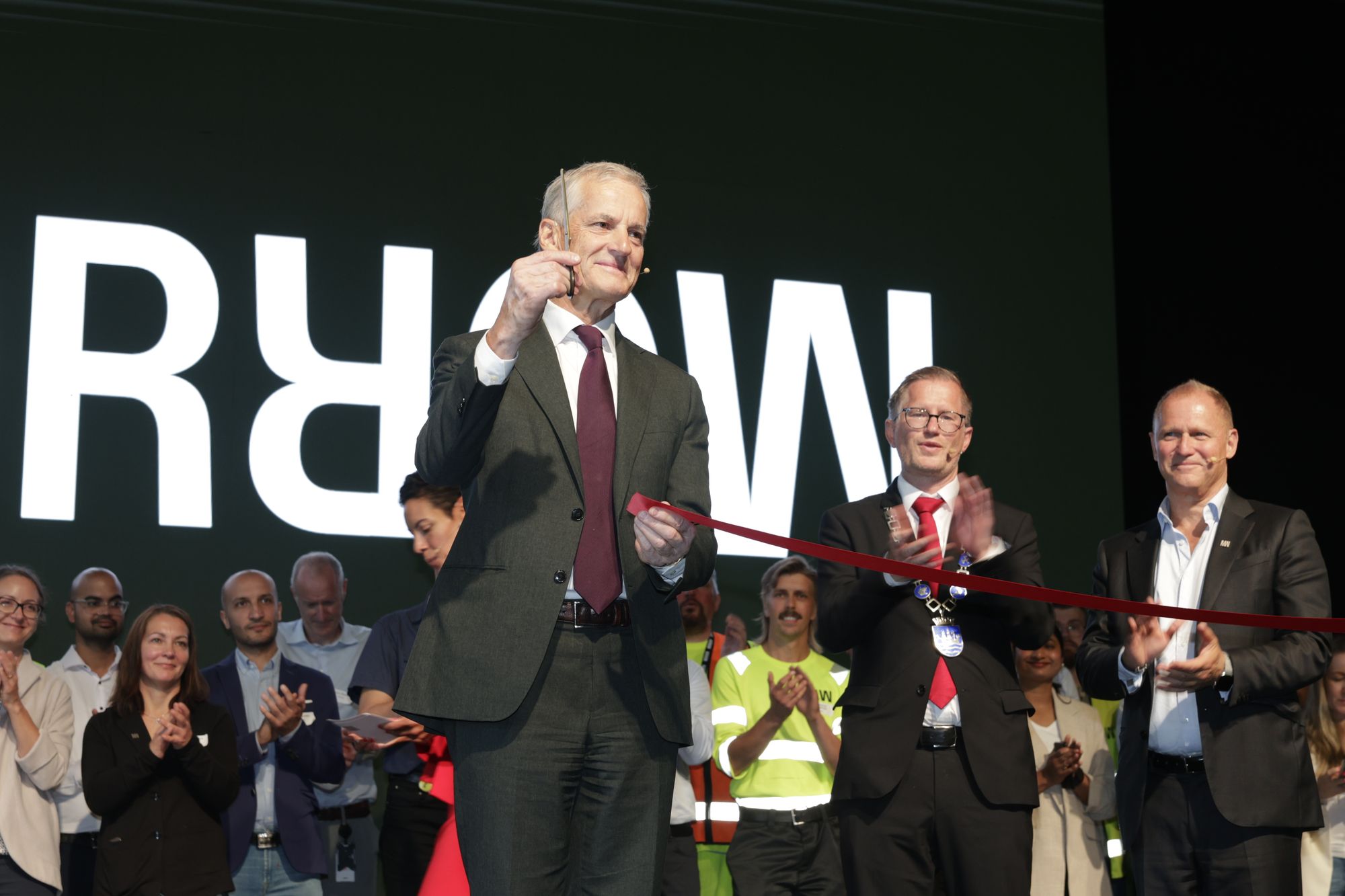 Statsminister Jonas Gahr Støre (Ap) klippet snor da Morrow Batteries ble åpnet i Arendal i dag. Ordfører og partifelle Robert Cornels Nordli var blant dem som klappet aller høyest. Ytterst til høyre står Morrows direktør Lars Christian Bacher.