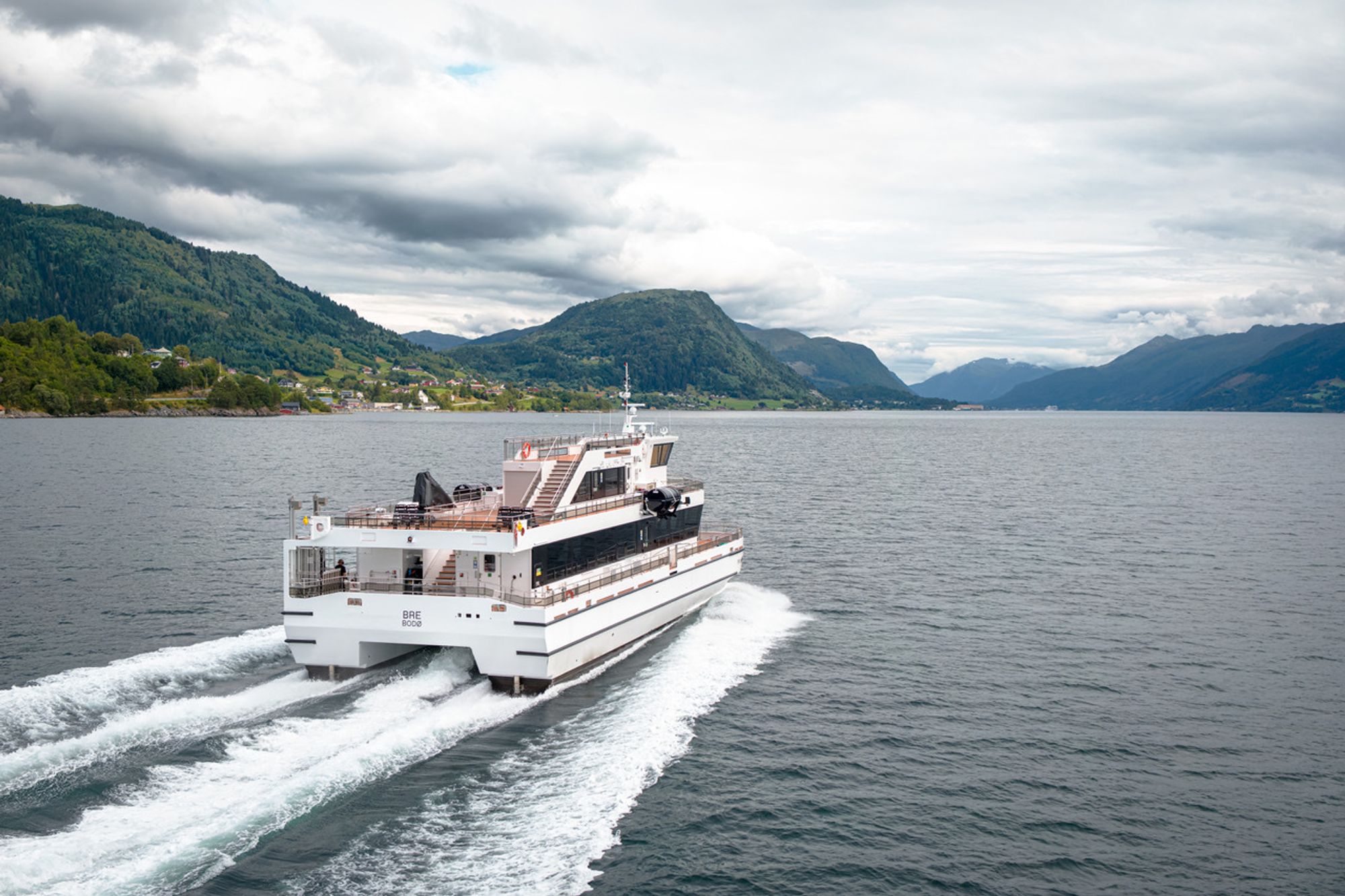 Teknologien er ikke klar for å rulle ut nullutslipps-hurtigbåter på alle strekninger, men den er mer enn klar for å fases inn, skriver innleggsforfatterne.