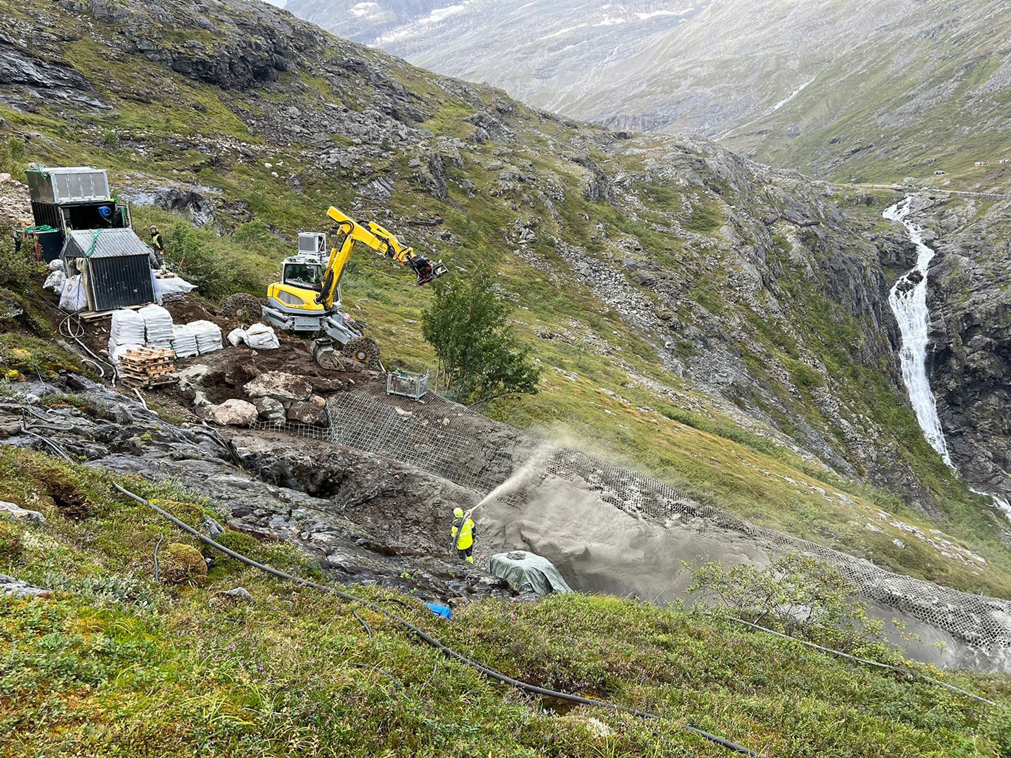 Entreprenørene har arbeidet med å skredsikre Trollstigen i sommer.