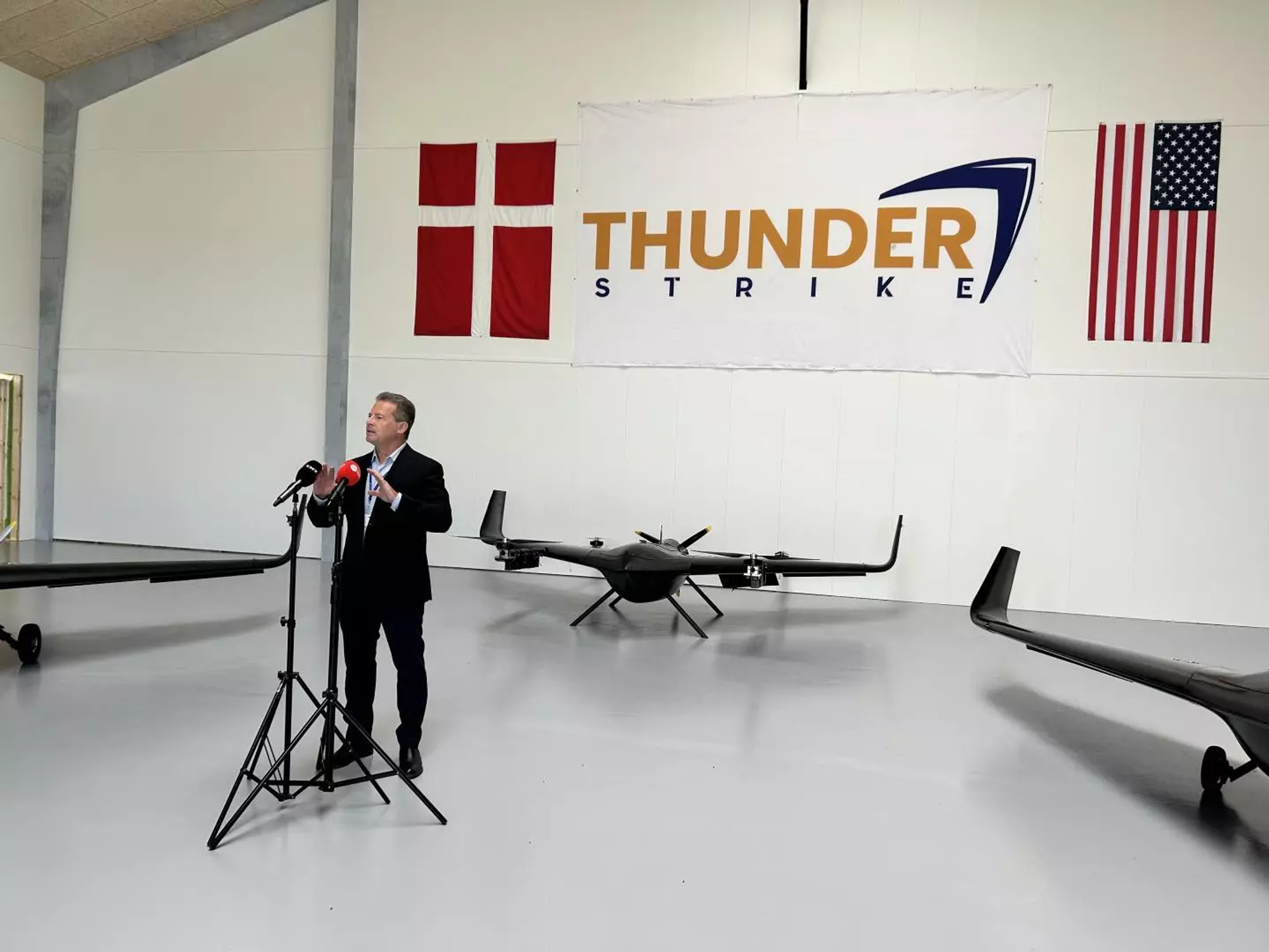 Den fargerike amerikanske forretningsmannen David Schmidt åpnet denne uken dørene til Thunderstrike Aviations nye hangar på HCA Airport utenfor Odense. Herfra skal det utvikles og produseres langtrekkende droner. Thunderstrike har imidlertid ennå ikke fløyet i Danmark.