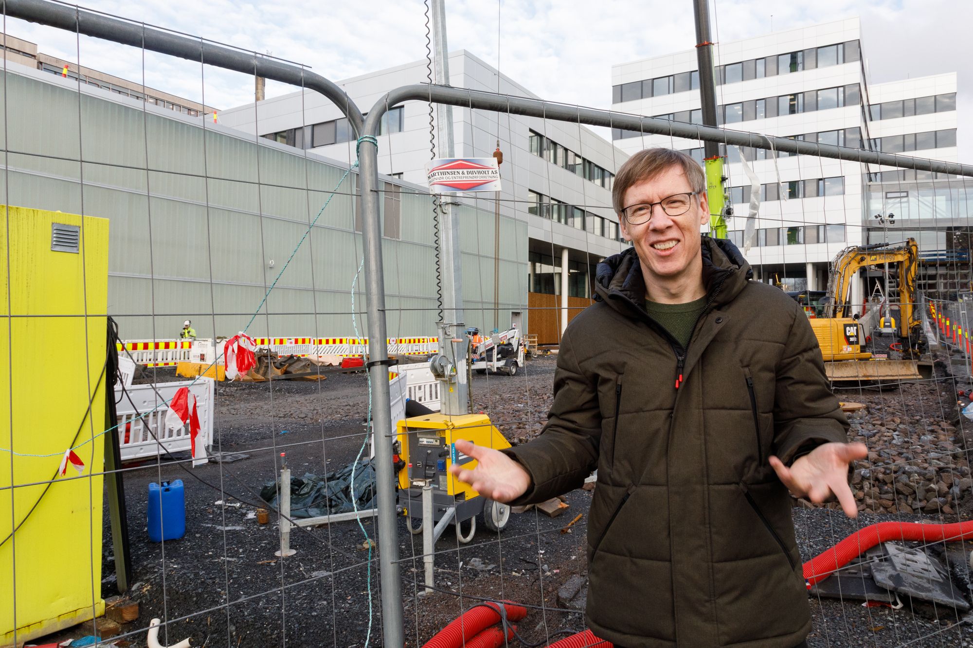 – Vi ønsker å bombardere den sentrale svulsten litt hardere. Da kan protonene gjøre større skader på kreftcellene i et område der det garantert ikke er noe friskt vev, forteller Eirik Malinen foran den nye bygningen på Radiumhospitalet som skal huse det nye protonterapisenteret.