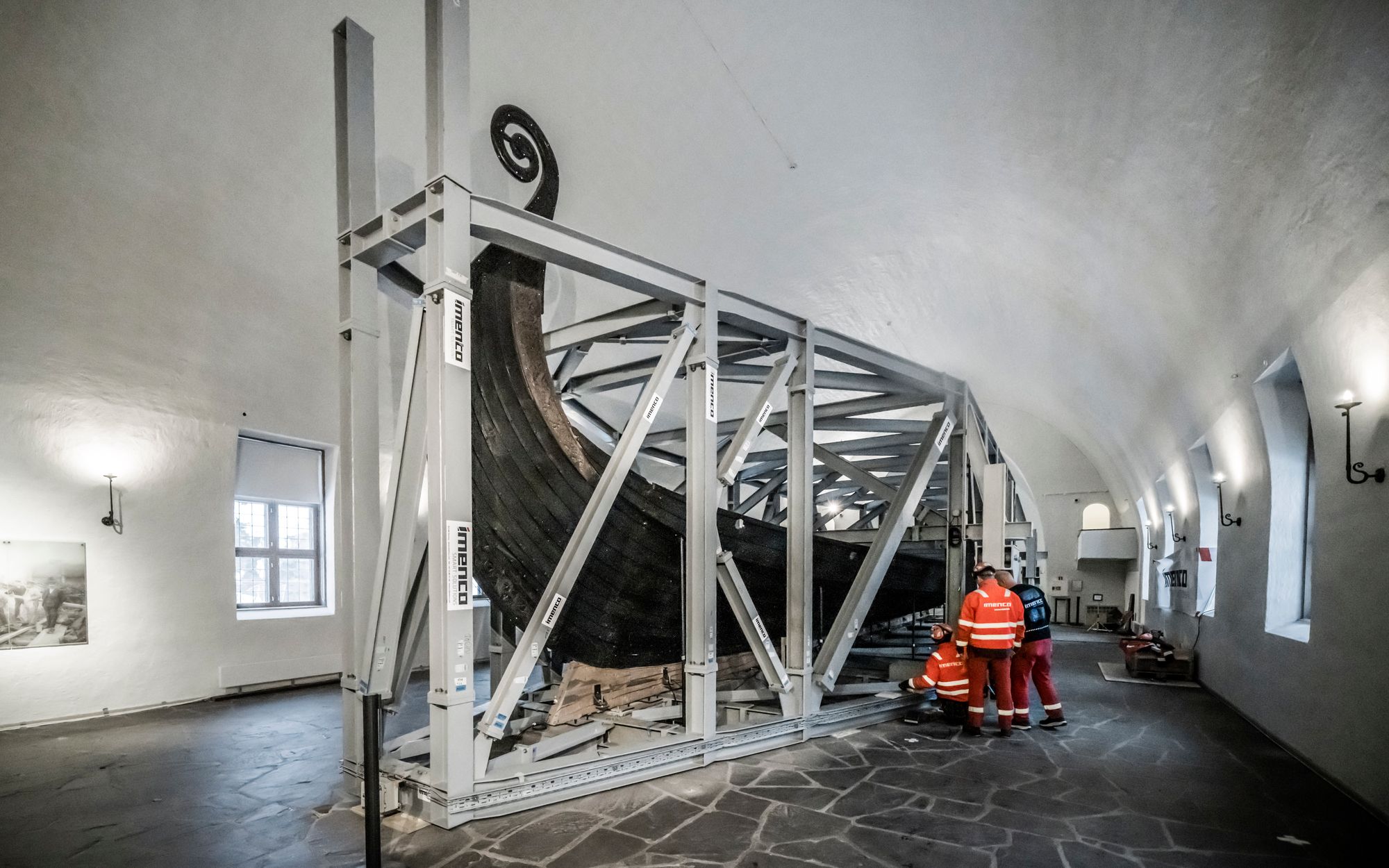 Osebergskipet pakket inn i stålrigg under ombygging av museet. Det nye museet blir omtrent tre ganger så stort som det gamle.