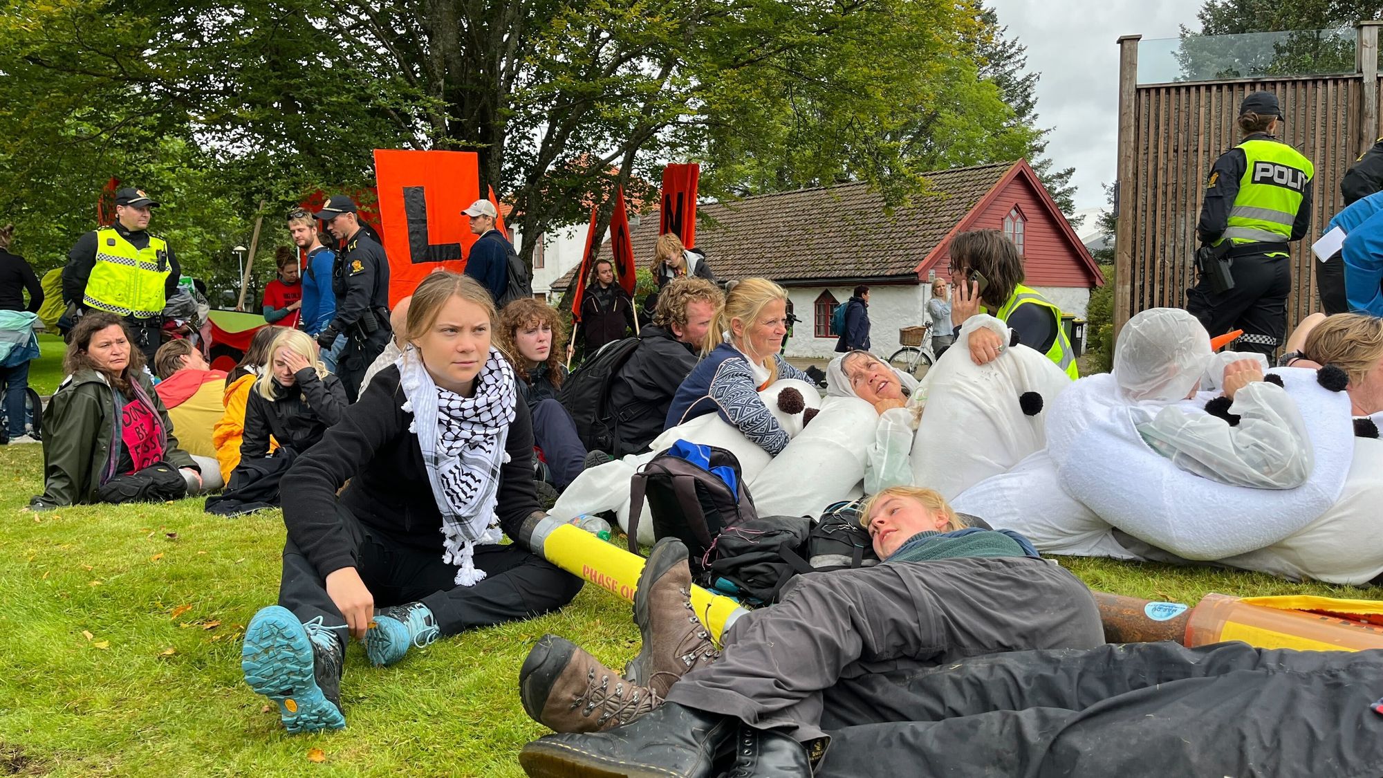 Greta Thunberg er blant demonstrantene som har samlet seg i ONS-området i Stavanger mandag.