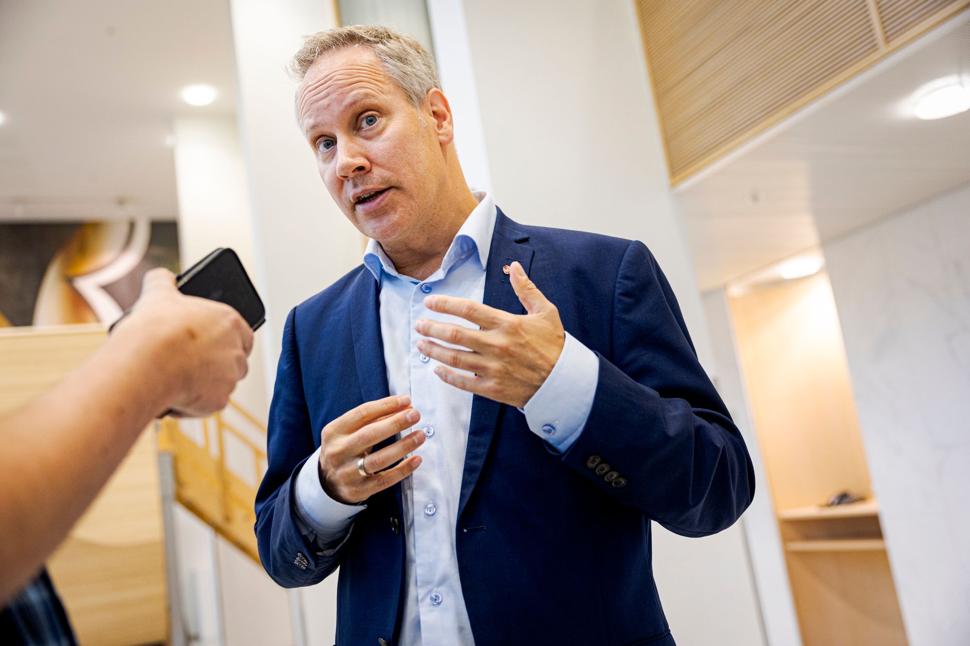 Samferdselsminister Jon-Ivar Nygård (Ap) frykter kollaps dersom elbilene slippes tilbake i kollektivfeltene på E18 på hverdager.