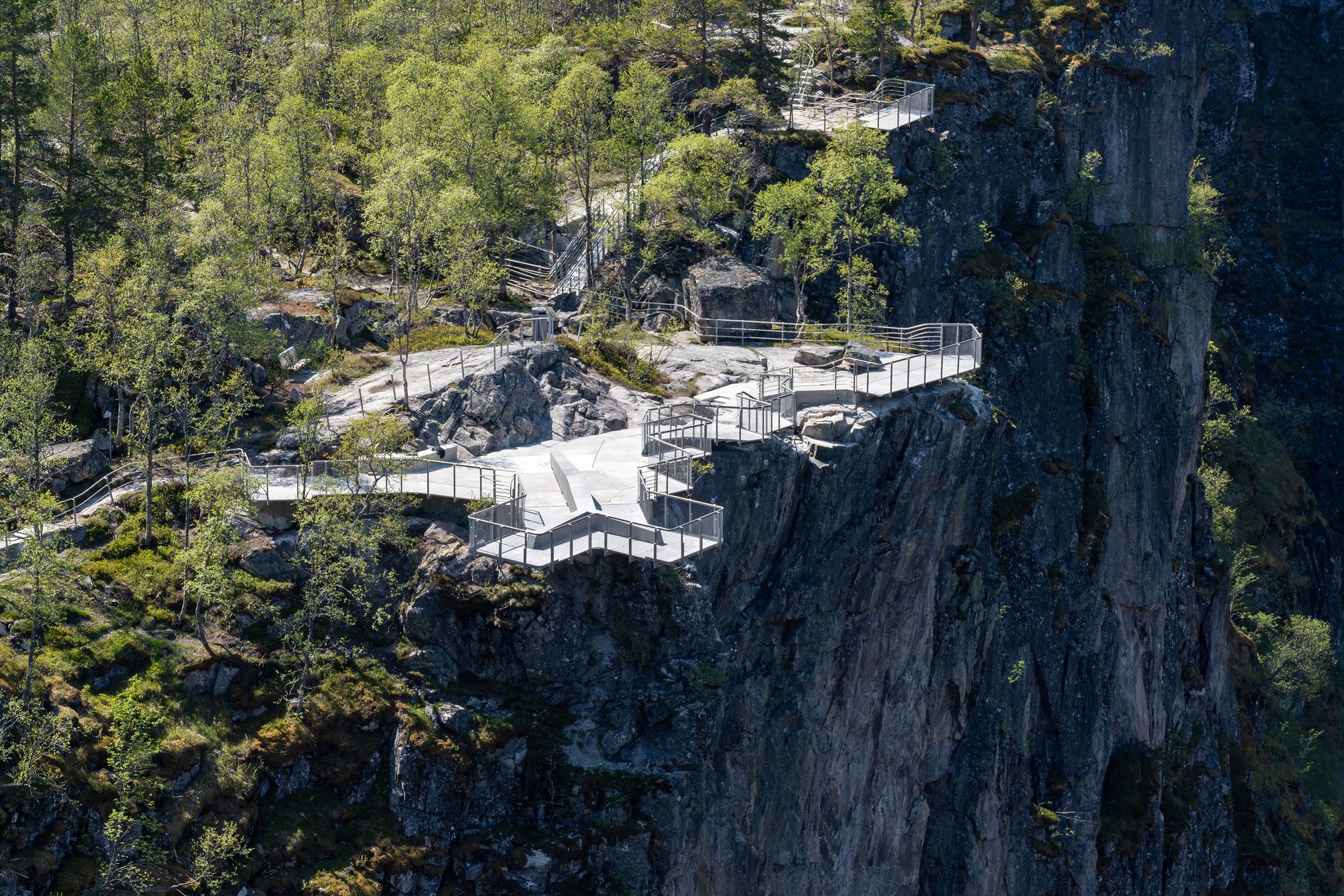 De nye utsiktsplattformene på Fossatromma ved Vøringsfossen, Nasjonal turistveg Hardangervidda, 6. juni 2023. Arkitekt: Carl-Viggo Hølmebakk.