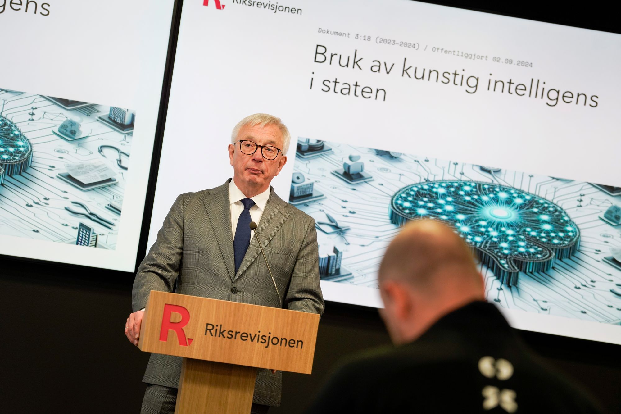 Mandag la riksrevisor Karl Eirik Schjøtt-Pedersen frem Riksrevisjonsens rapport om hvordan myndighetene sikrer ansvarlig og pålitelige bruk av KI.