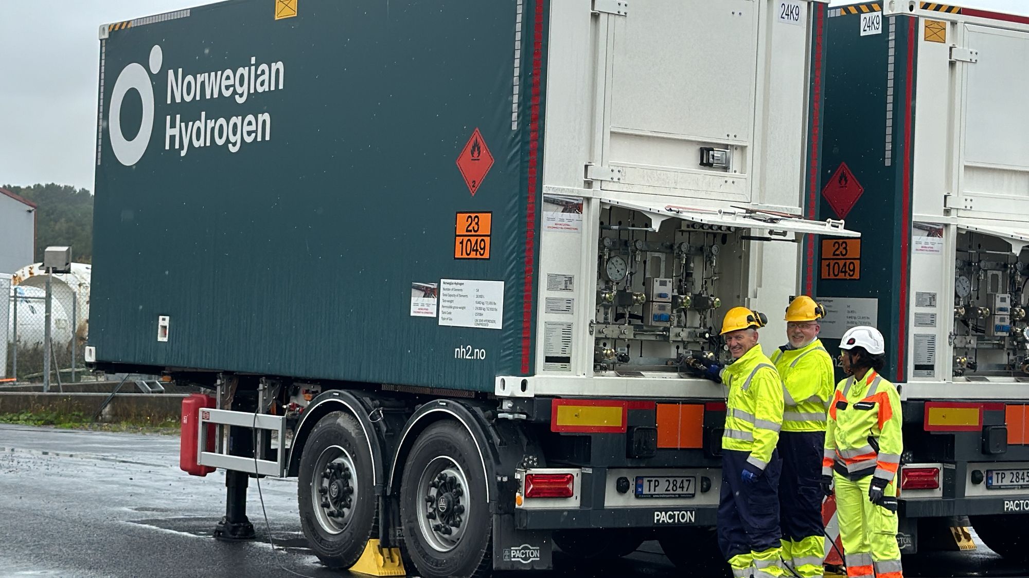 Øyvind Larsen og Anders Riise kobler til hydrogen til produksjonen i Ålesund og åpner anlegget offisiselt.