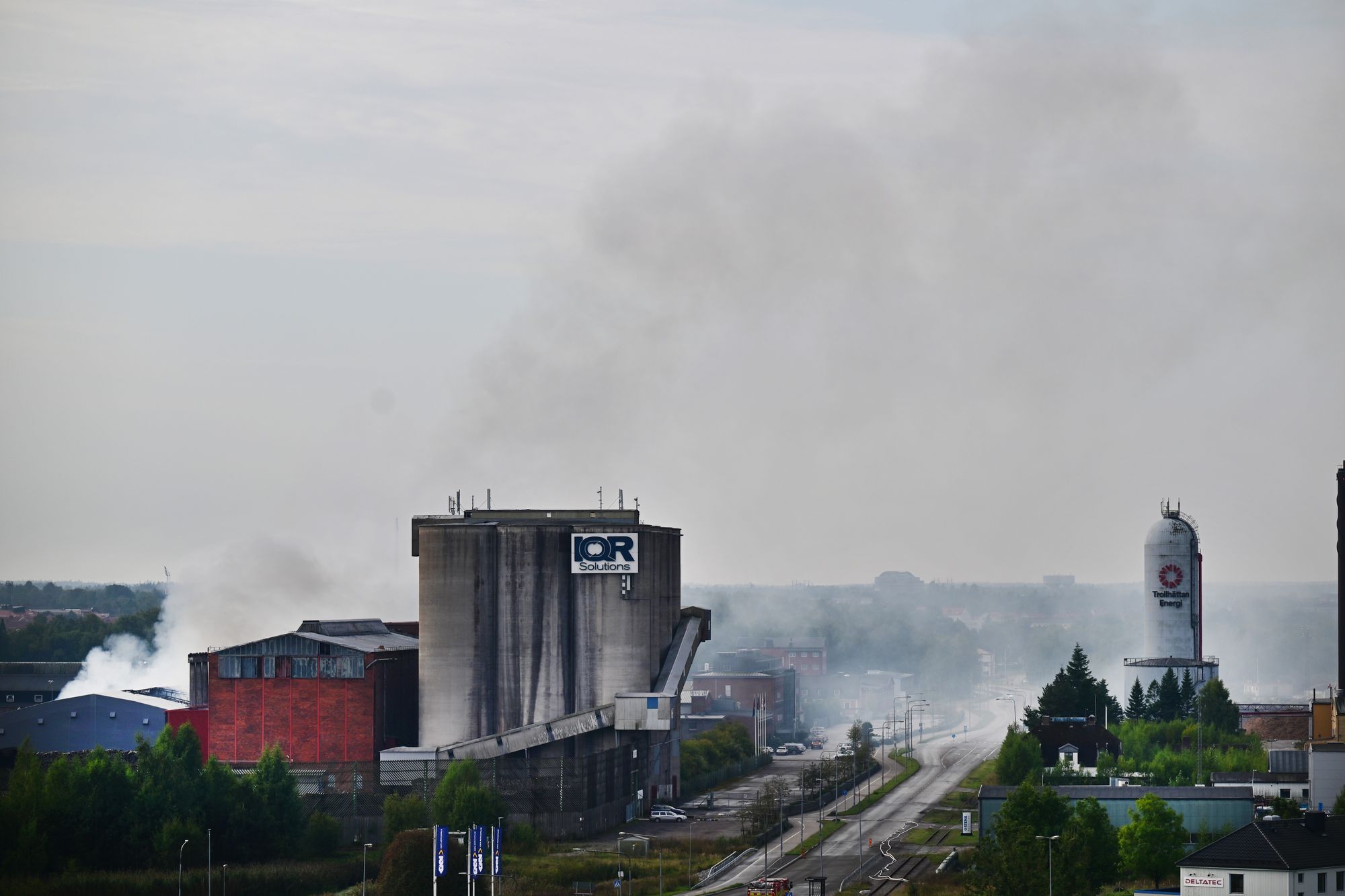 Kraftig brann på et gjenvinningsanlegg i et industriområde i Trollhättan søndag. Det var et lager med litiumbatterier som tok fyr. 