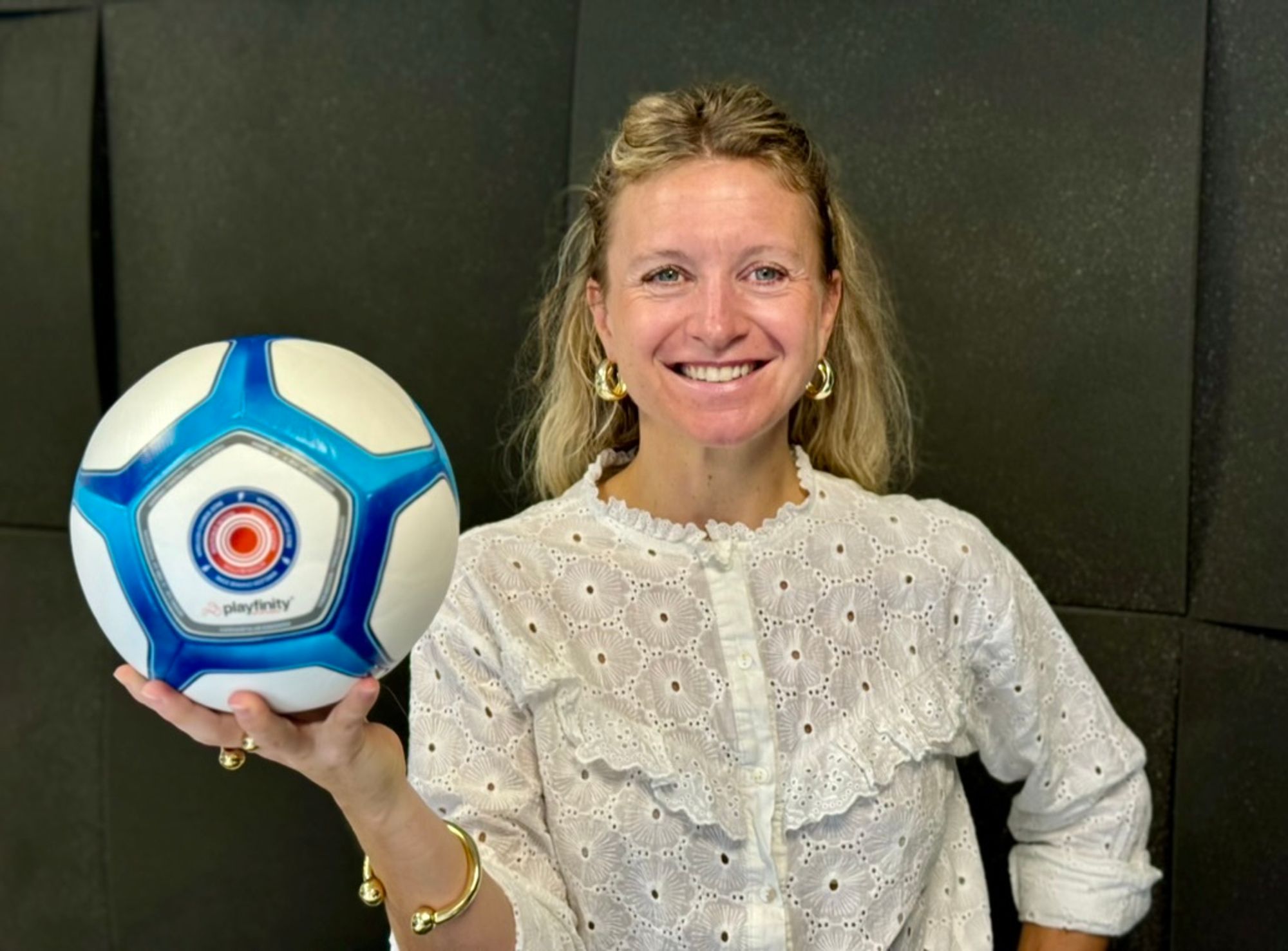 Pippa Boothman er administrerende direktør i norske Playfinity, som kombinerer fysiske spill med den digitale verden. Her med verdens eneste fotball med «på-knapp». 