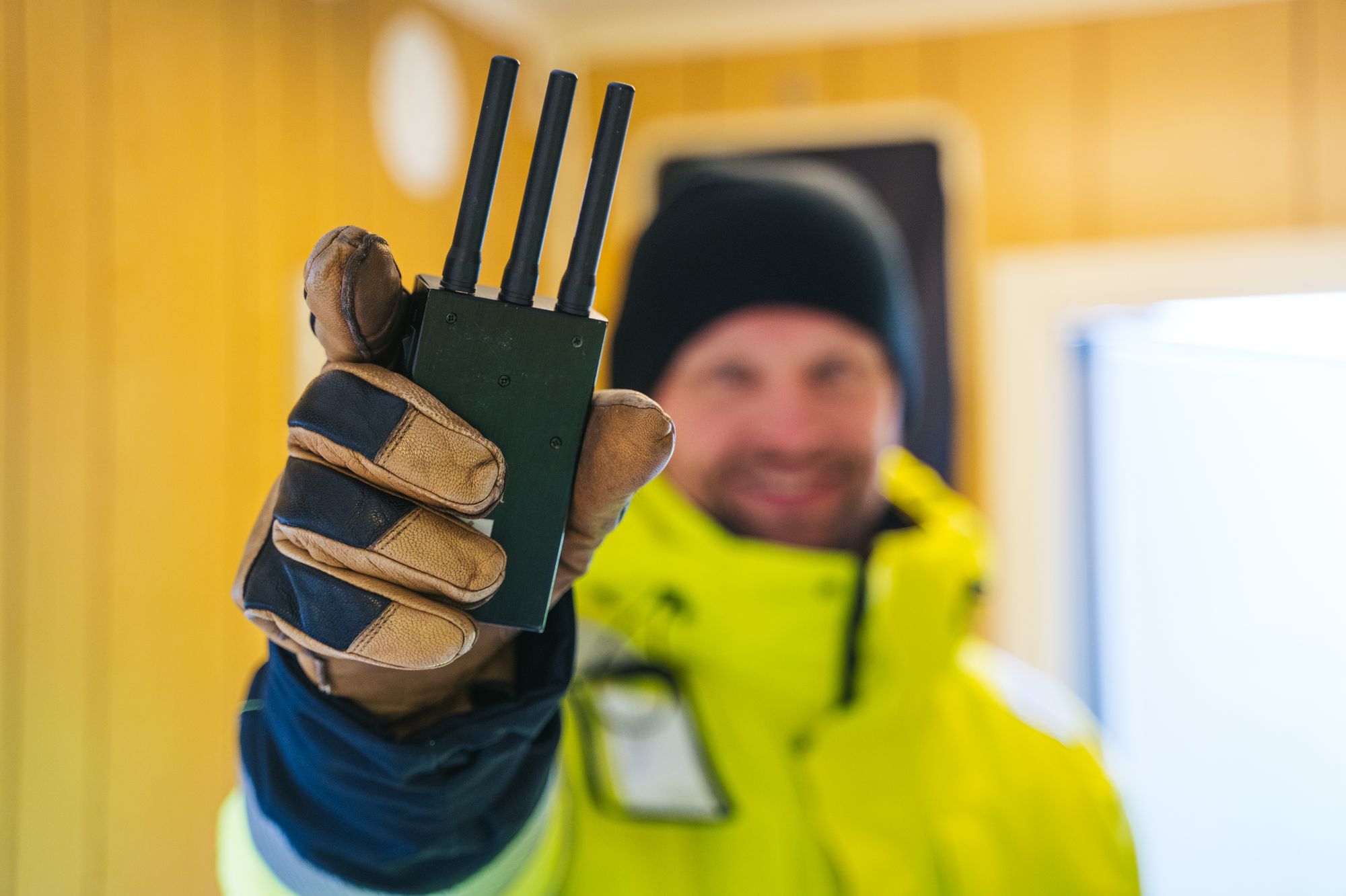 Den norske Tsetlin-maskin-algoritmen skal læres opp på signalforstyrrelser fra små signaljammere som denne. De er ulovlige i Norge, men det beslaglegges likevel stadig jammere som blant annet brukes av folk som ønsker å skjule posisjonen sin for GPS-utstyr i firmabiler som ikke kan brukes privat uten at man skatter av det.