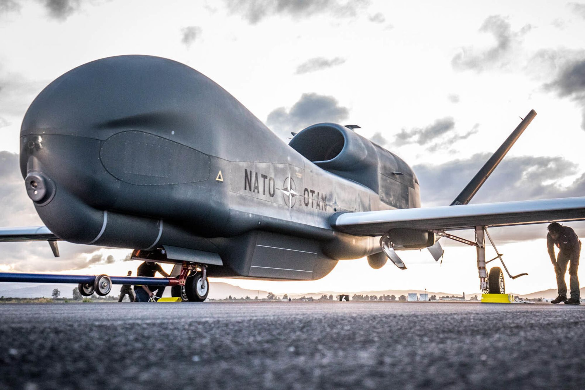 En av de fem RQ-4D-dronene til Nato som i dag er stasjonert på Sigonella på Sicilia.