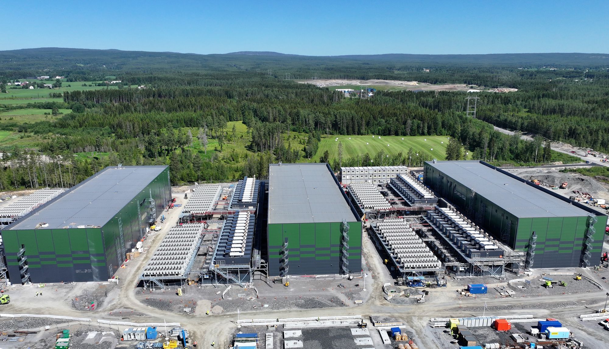 Historiens største investering i Innlandet får en samlet prislapp på flere titalls milliarder kroner. Green Mountain garanterer minst 70 arbeidsplasser per bygg. Dronebildet ved Heggvin næringspark er tatt i august 2024.