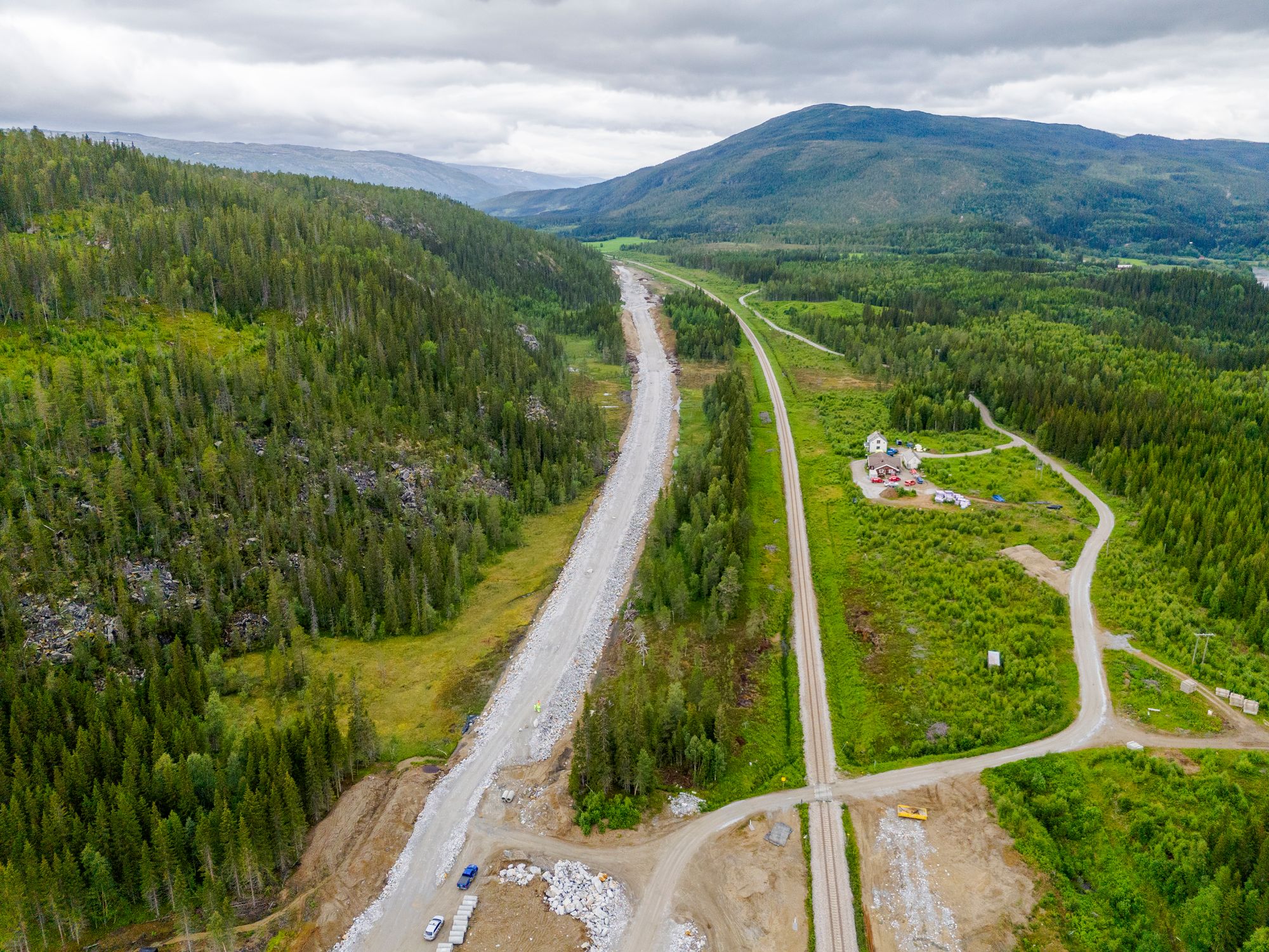 Her skal den nye veien gå over en gammel gruvegang, fra den tid det var sølv å hente ut fra fjellet i Grane. Åpningen tettes med steinblokker og betongforsterket steinfylling. 