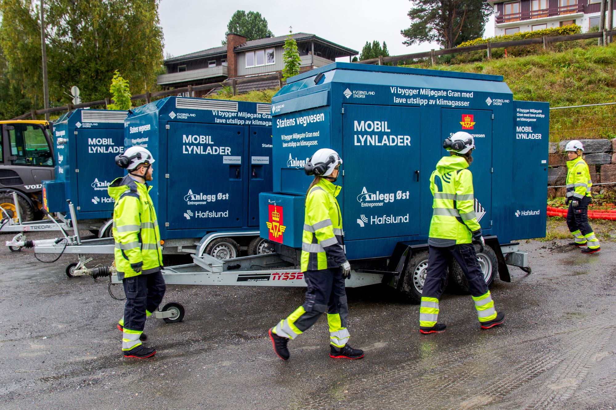 Batterihengerne fra Kverneland energi har en batterikapasitet på 192 kWh og kan levere ladeeffekt opp til 240 kW på CCS2. Hengerne lades  opp på 125 A/400 V industrikontakt. Fv. studentene Mathias Seipæjærvi, Elise Aarnes, Ingrid Vestvik og Hafslunds forretningsutvikler Mathilde Knobel Christensen.