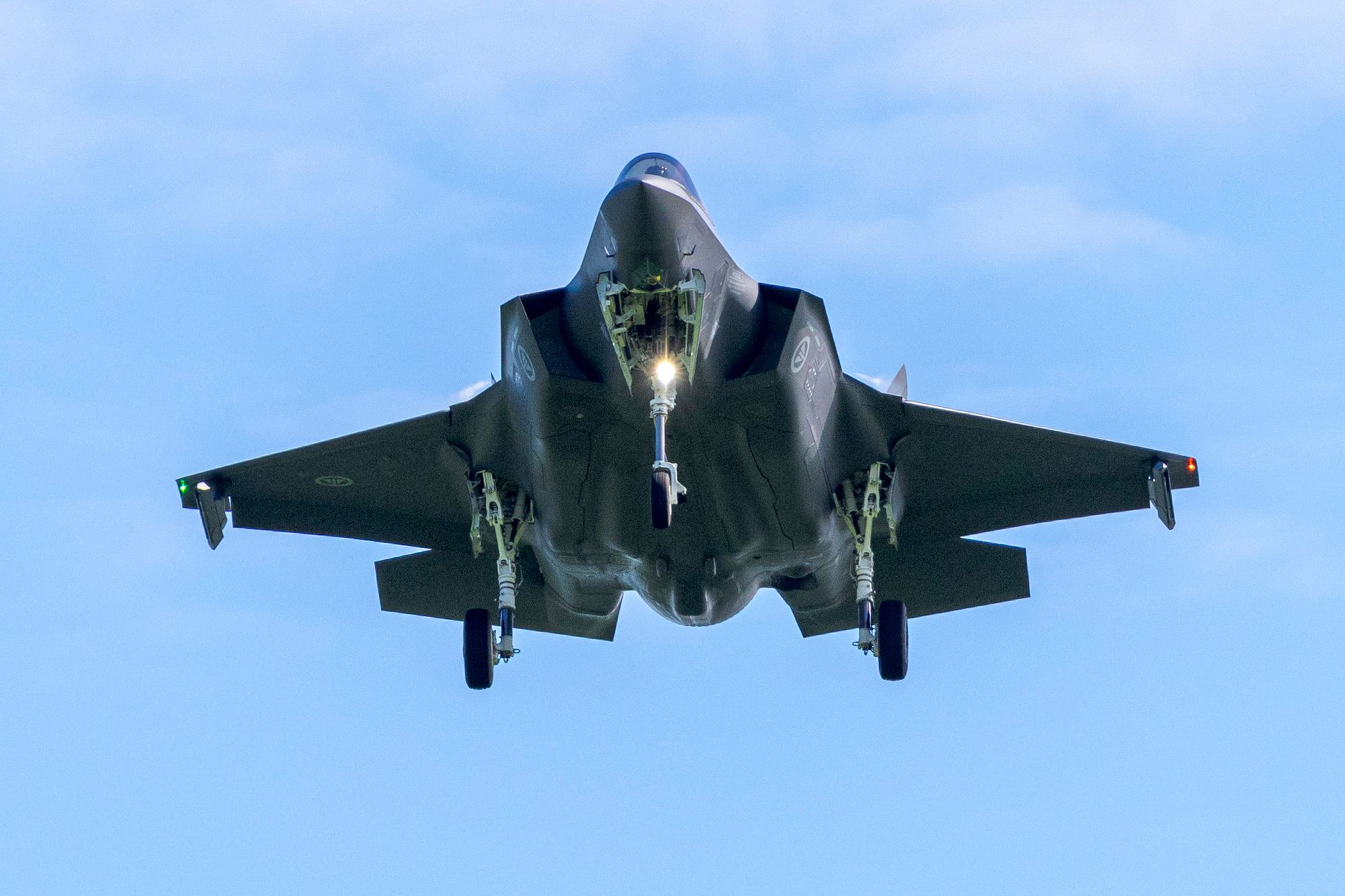 F-35 går inn for landing. Amraam-missilet, som NRK melder at Norge har for lite av, plasseres inni flykroppen, mens kortdistansemissilene AIM-9X bæres på utsiden av flykroppen.