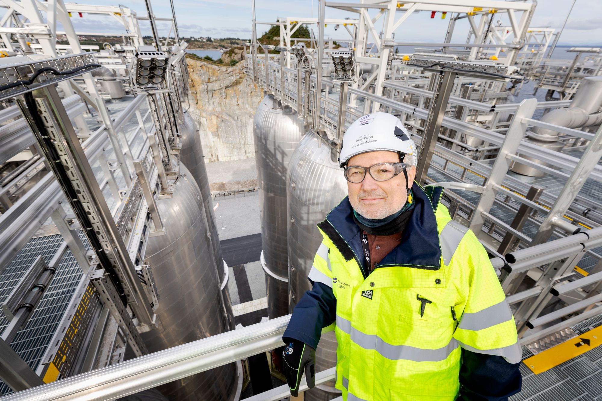 ØYGARDEN 20240924
Lagring av Co2 i havbunnen. Co2 kommer med skip, mellomlagret i 12 store tanker før det føres i rør til reservoar i havbunnen.
Aksel Plener operation manageri Northern Lights.
Foto: Arash A. Nejad