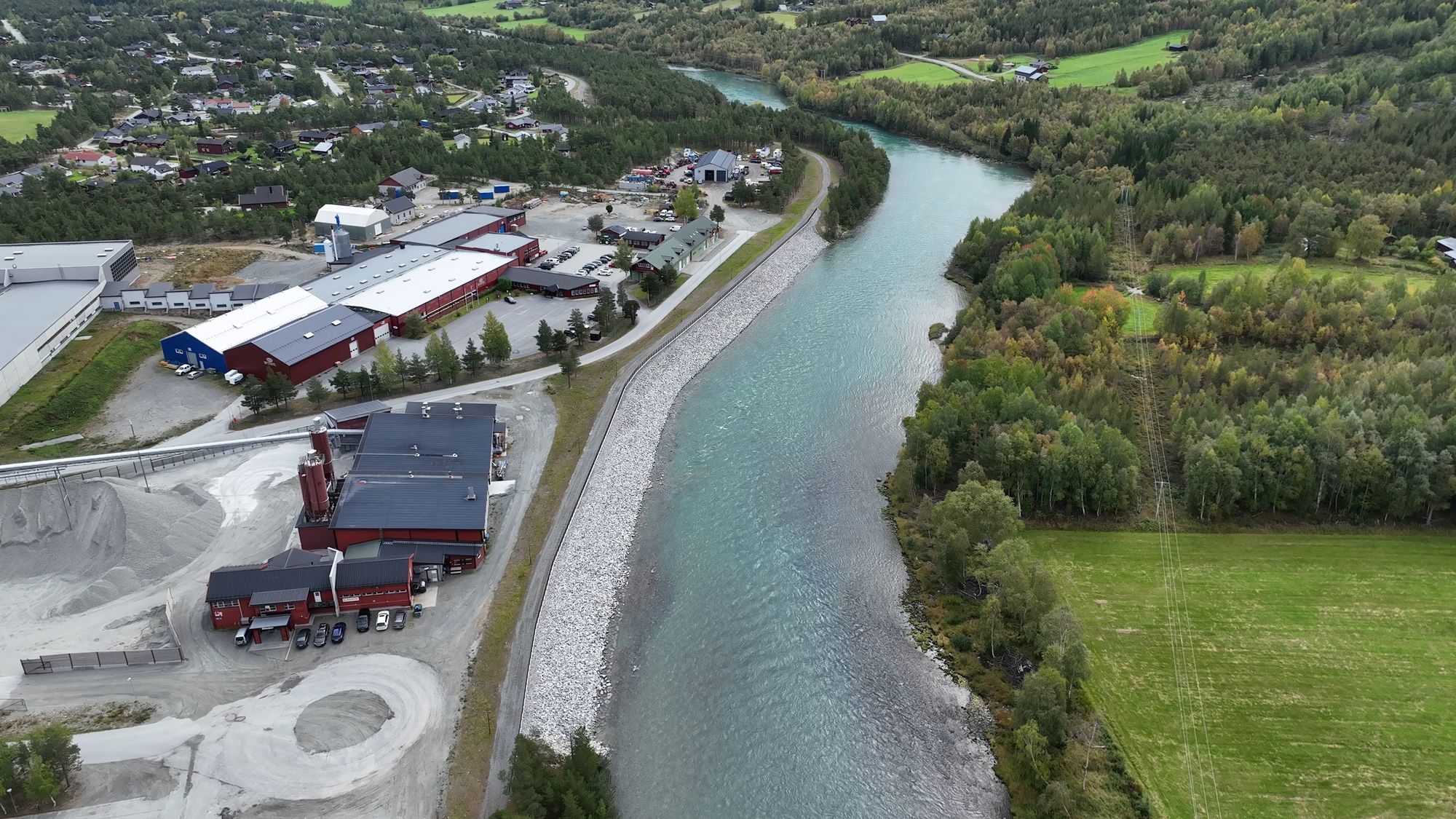 Industriområdet i Bismo ligger like ved den nye flomvollen.