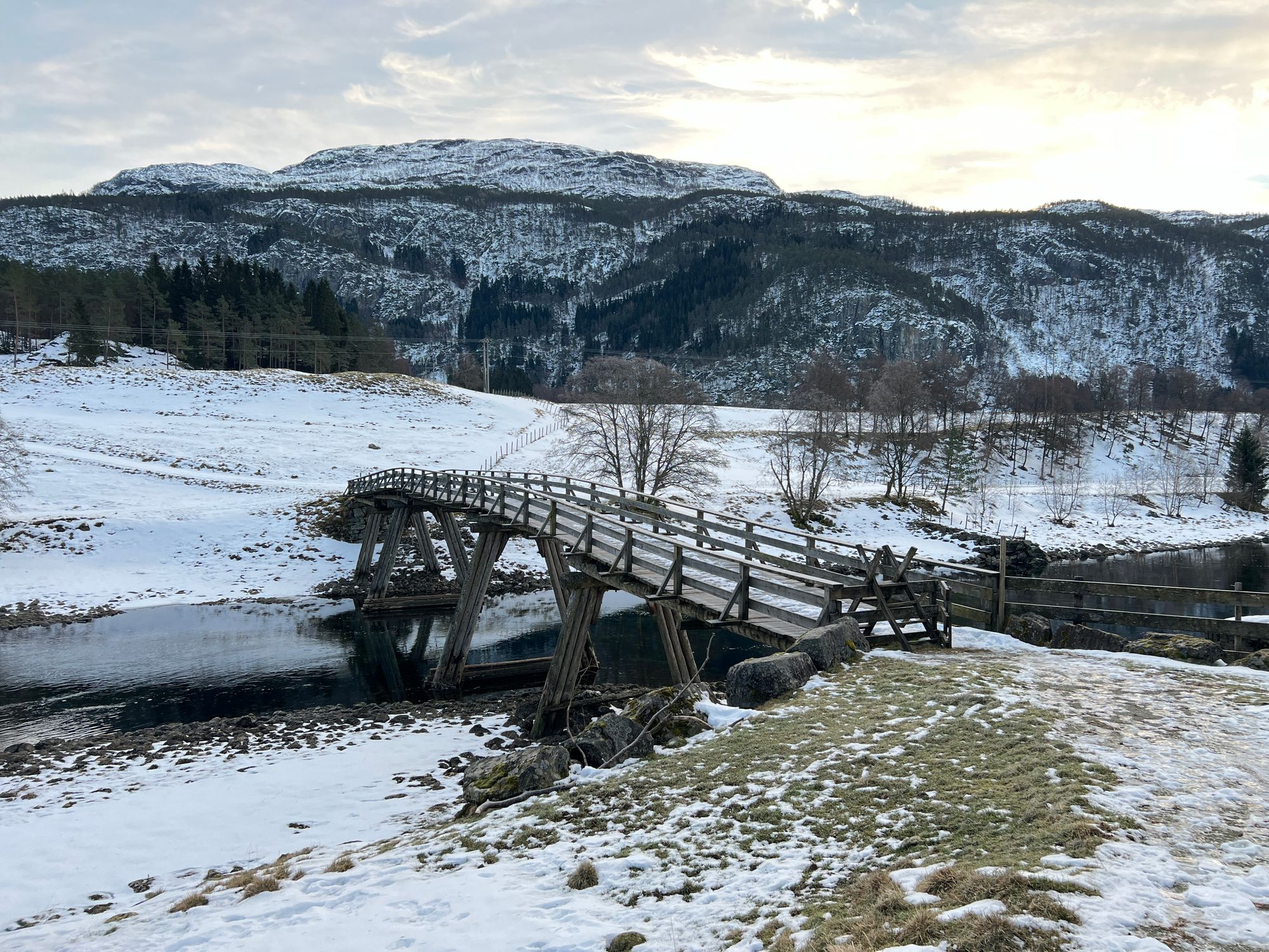 Låga gangbru i Suldal er over 200 år gammel.