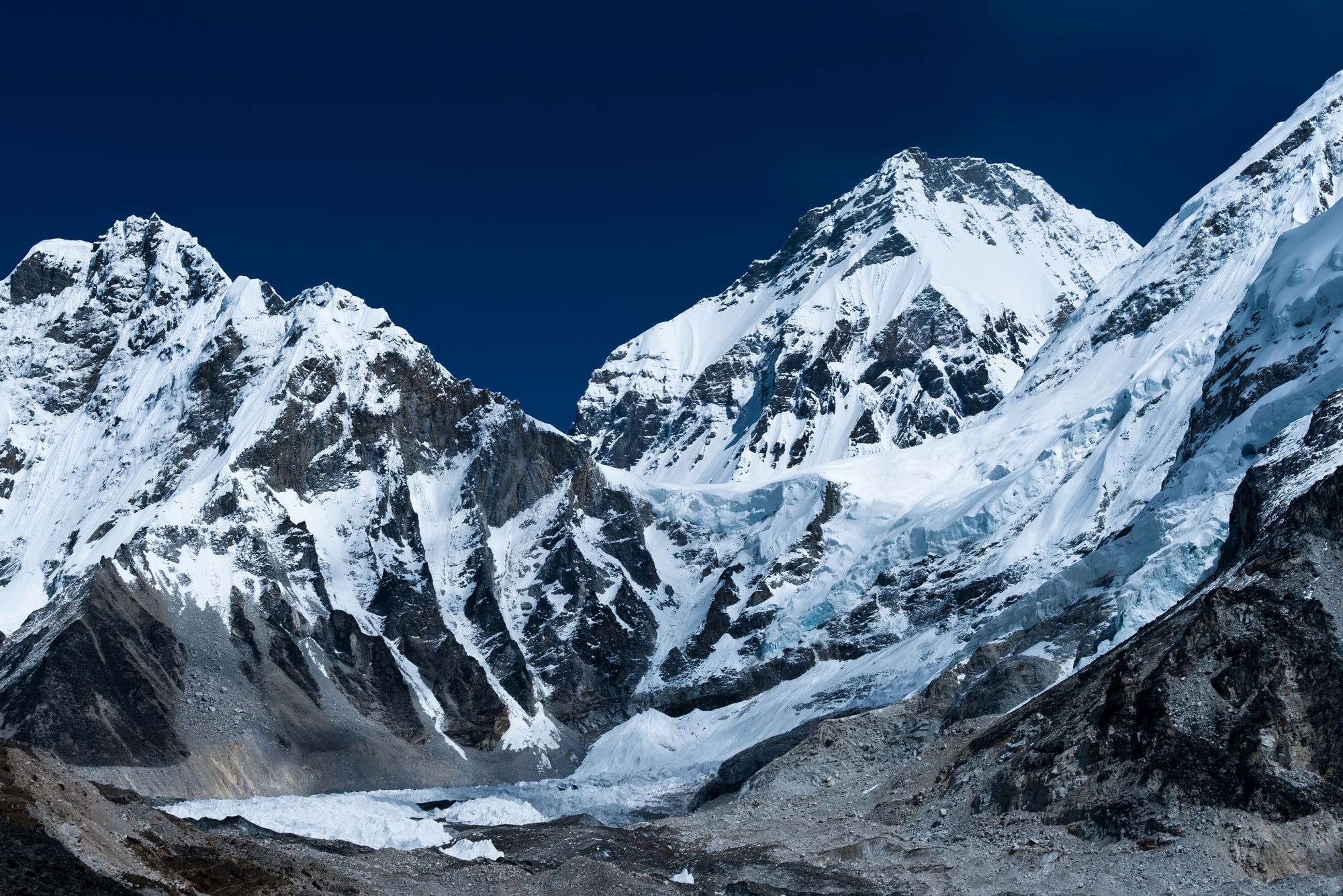 Mount Everest er 8849 meter høyt.