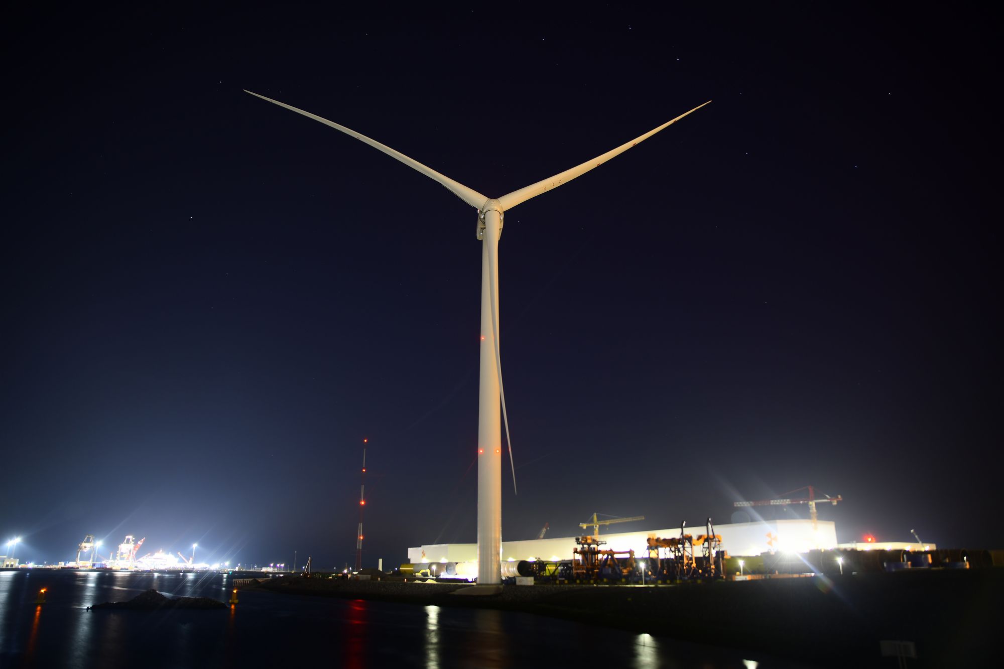 Haliade-X-turbinen som planlegges i Sløvåg, vil få en høyde på 275 meter og regnes som verdens høyeste. Bildet viser en tilsvarende turbin på 14,7 MW som bygges i Rotterdam.
