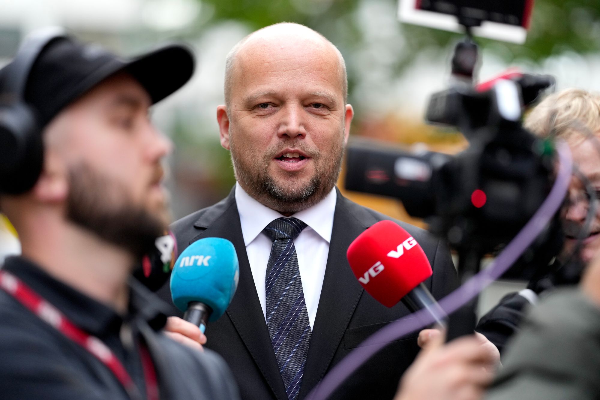 Finansminister Trygve Slagsvold Vedum (Sp) går fra Finansdepartementet til Stortinget før fremleggelsen av statsbudsjettet for 2025.
Foto: Fredrik Varfjell / NTB