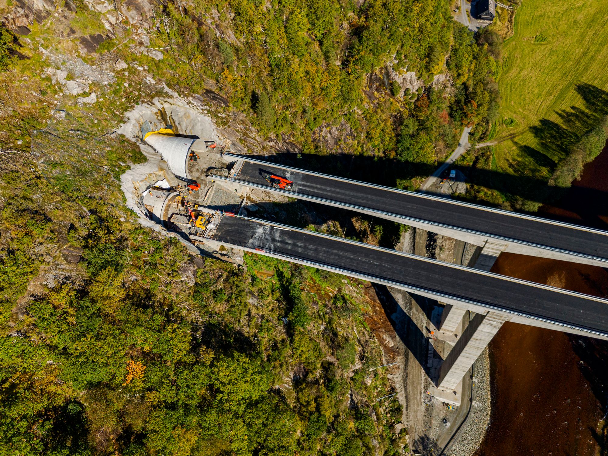 Implenia/Stangeland har bygd bruer i to år i dette prosjektet, og nå er den viktige overgangen mellom bru og tunnel i ferd med å bli ferdig.