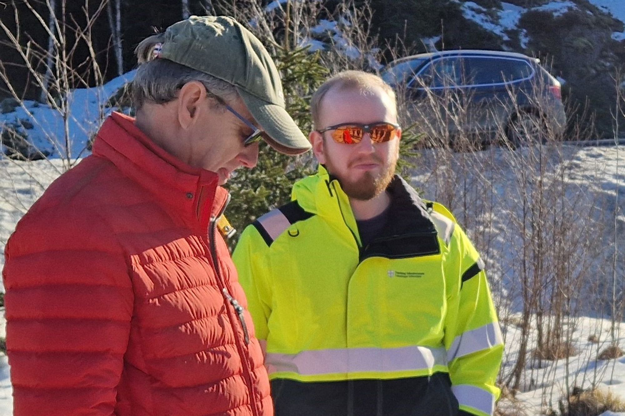 Petter By (.h.), som er rådgiver for digital infrastruktur i Trøndelag fylkeskommune, ønsker bedre mobildekning i fylket. Her sammen med dekningsdirektør Bjørn Amundsen i Telenor under åpning av ei mobilmast.