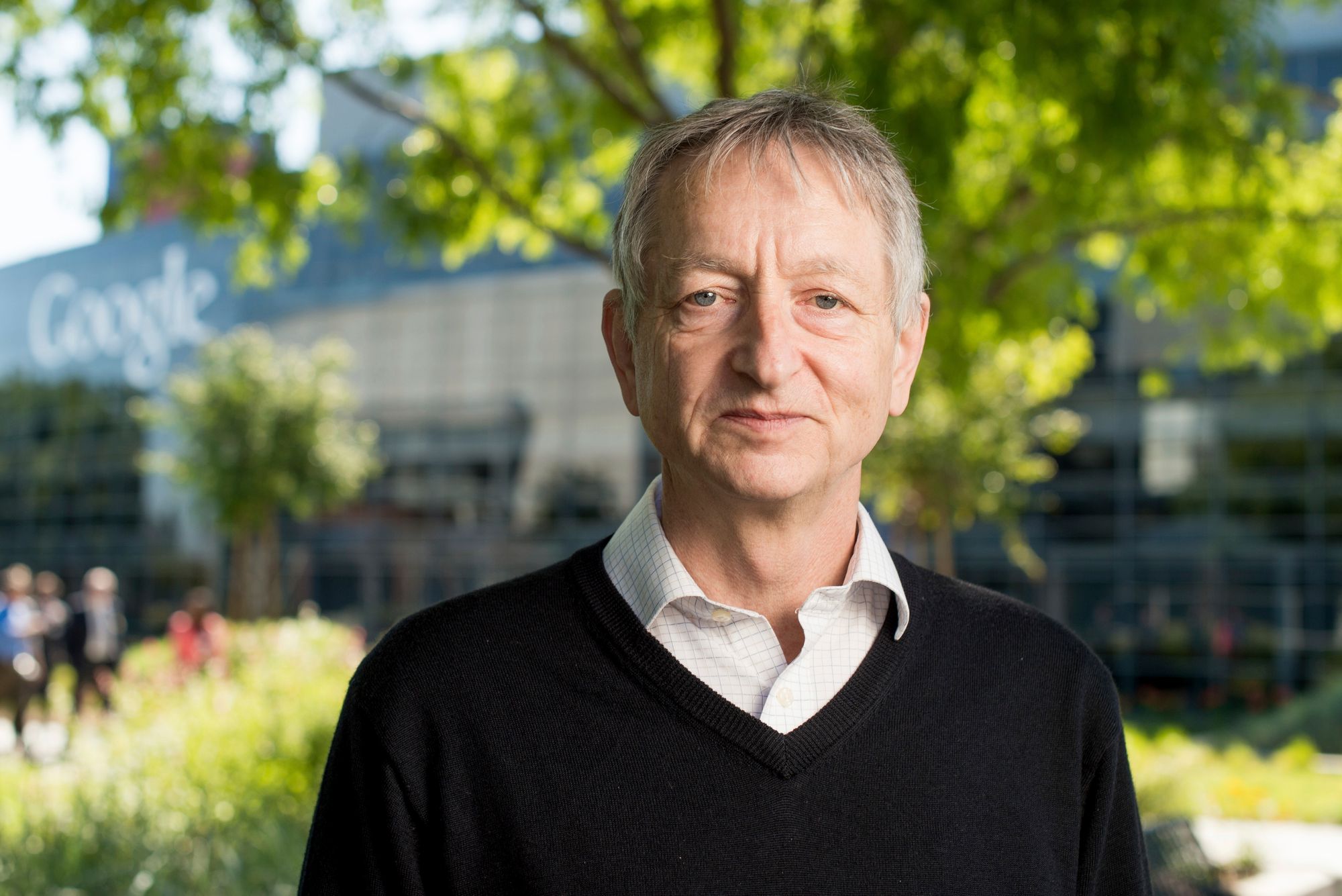 Geoffrey Hinton i 2015 i California ved hovedkvarteret til Google, hvor han på dette tidspunktet jobbet.