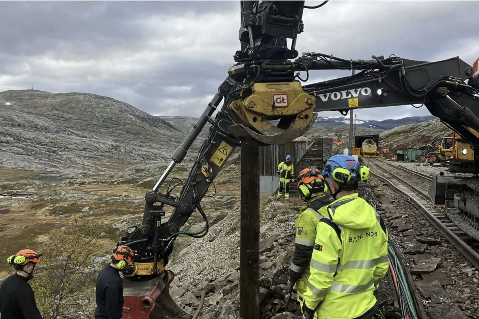 Det ble en stor jobb å bygge opp infrastrukturen på Bergensbanen etter brannen mandag morgen. 