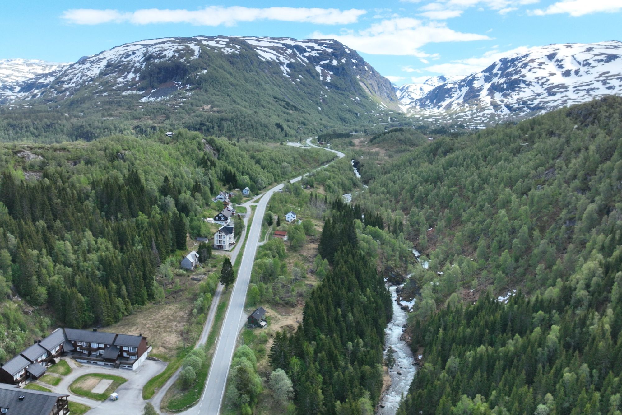 Dronebilde av fjellet ved Hesjabakkmyrane. Tunnelen skal gå inn i fjellet til venstre.