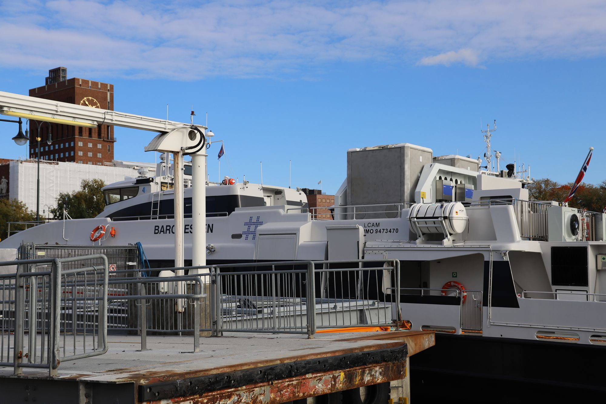 MS Baronessen til kai på Aker Brygge i Oslo. To store batteripakker står på dekk. De skal byttes ut med robot som stå på land. Et fulladet batteri hentes fra kai etter at det som er utladet er løftet av. 