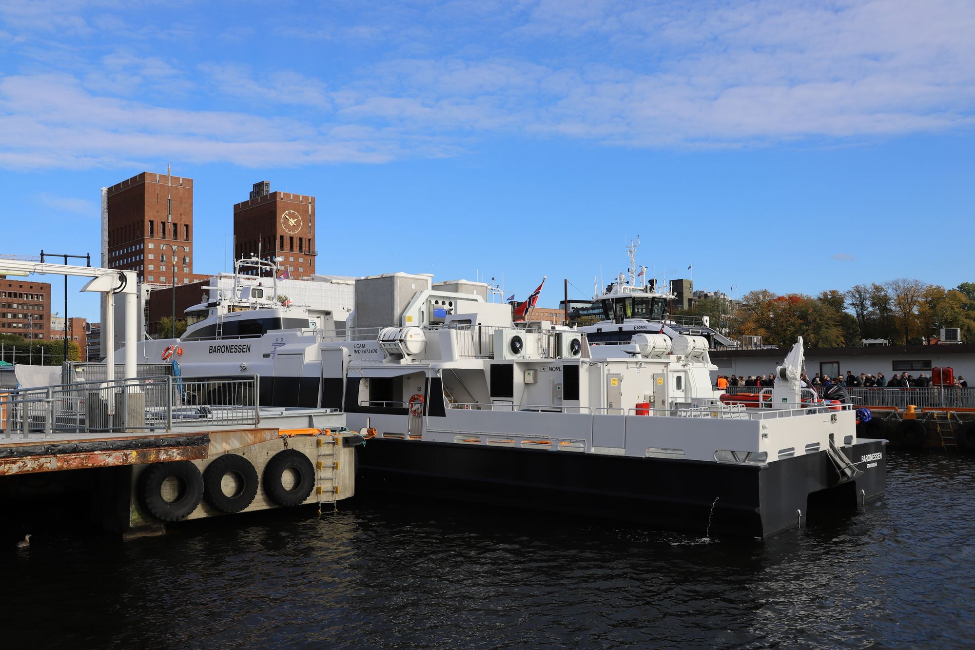 MS Baronessen til kai på Aker Brygge i Oslo. 