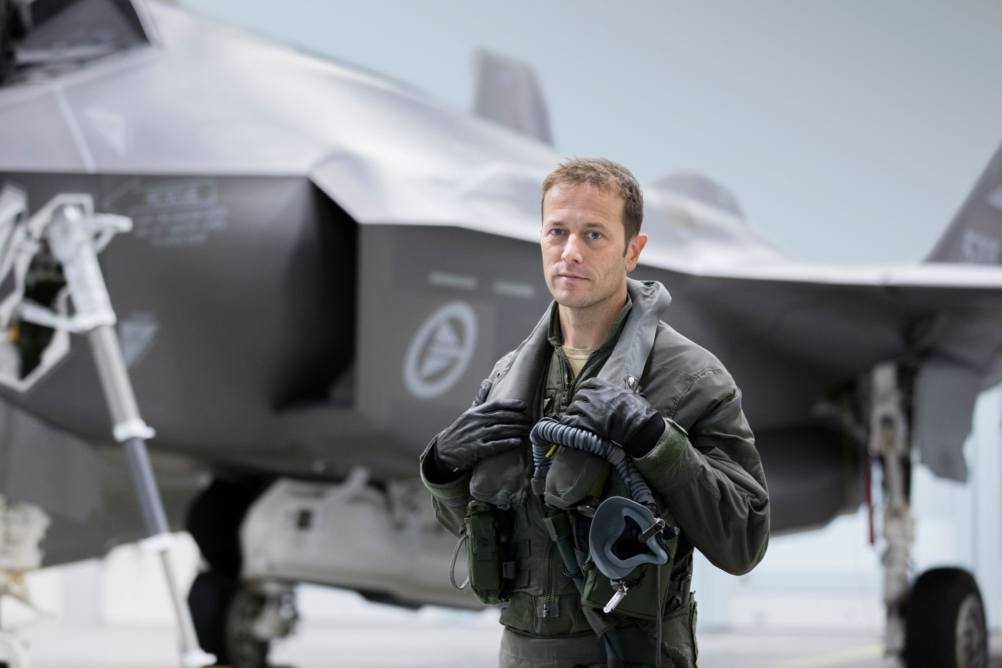 Morten Hanche foran en F-35 på Ørland i 2019. Han er kritisk til langtidsplanen for Forsvaret.