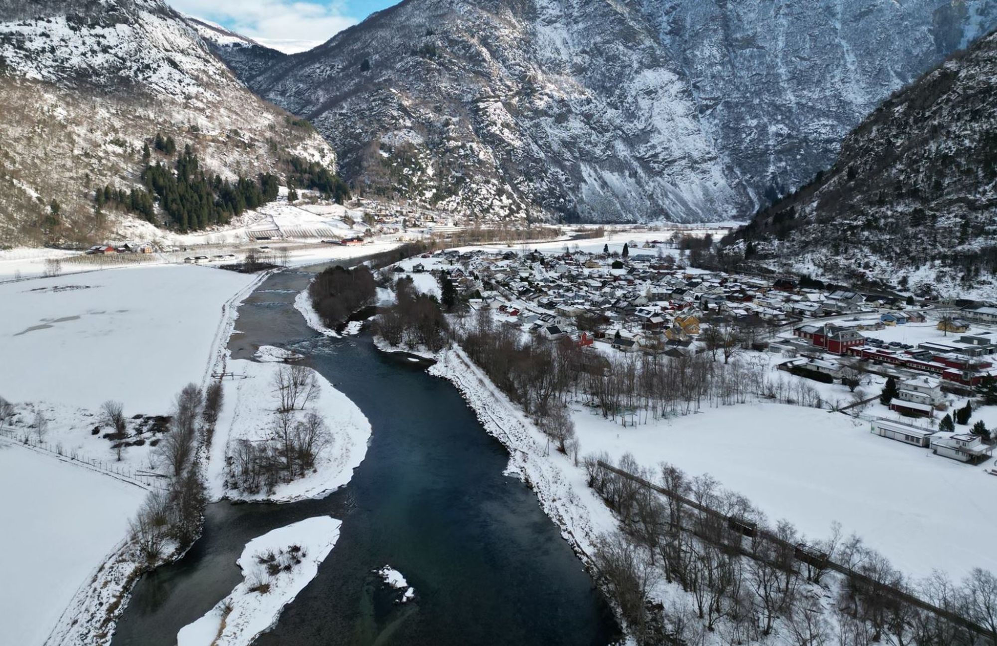 Lærdal er mer utsatt for større skadeflom enn tidligere antatt, viser nye beregninger fra NVE.