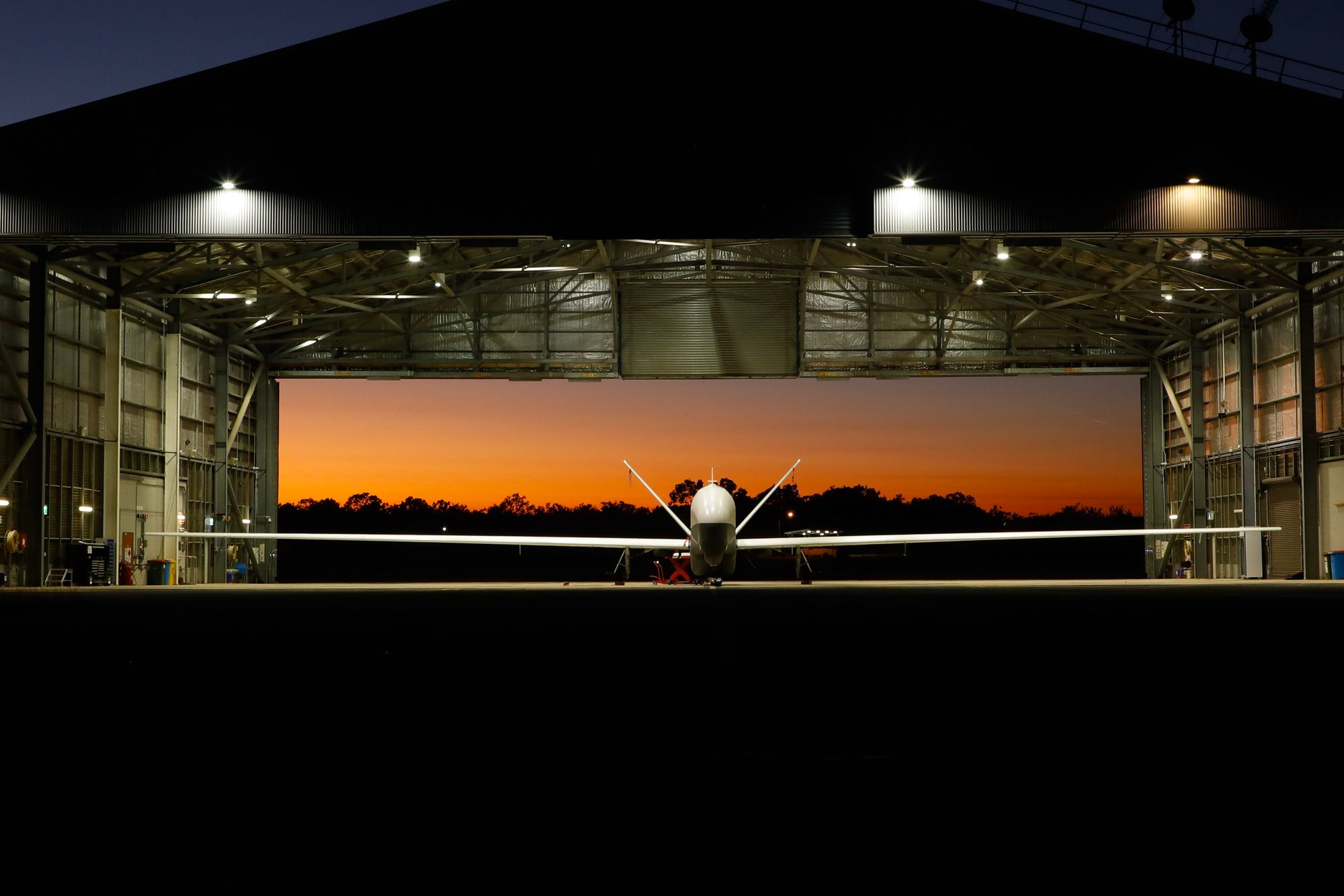 Australias forsvarsminister Richard Marles og leder for landets luftforsvar, luftmarskalk Stephen Chappell tok imot landets første MQ-4C Triton-drone i sommer.