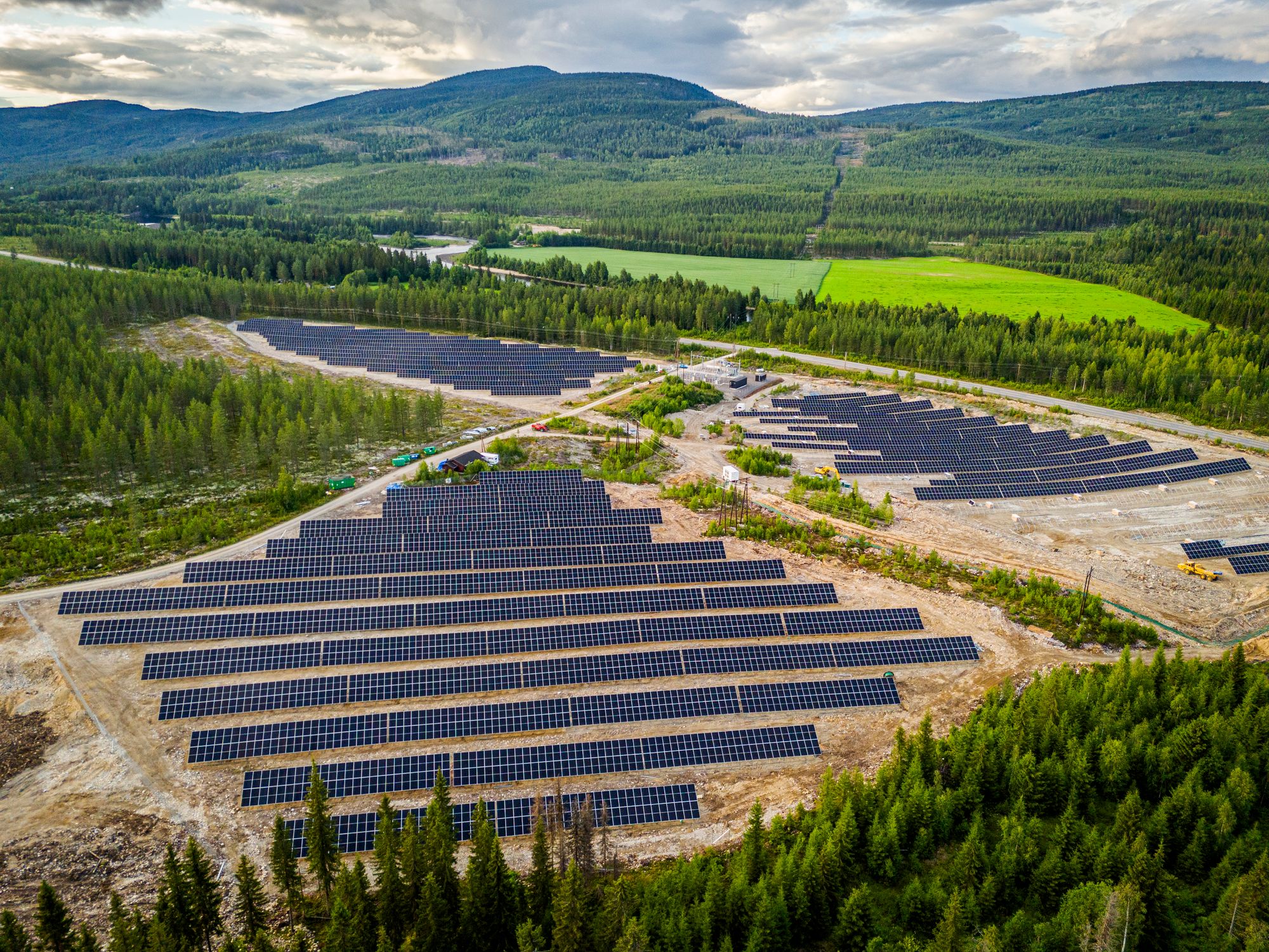 De to andre bakkemonterte solkraftverkene i Norge som er ferdig utbygd og i produksjon, er Buer solkraftverk på 1,1 MW (bildet) og Vikersund solpark på 2,3 MW. Bildet er fra juni i år.