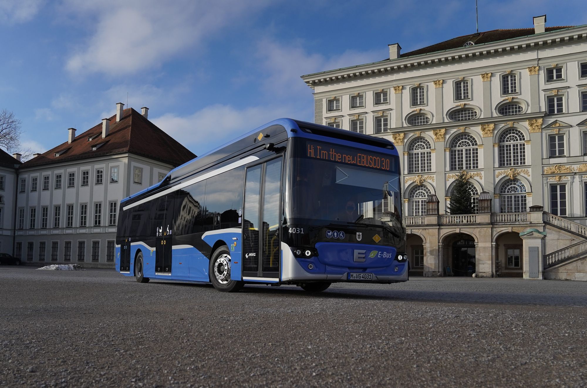 Ebusco 3.0 har skrog av karbonfiber, som skal gjøre bussen atskillig lettere enn konkurrentene. Til forskjell fra mange andre busser har den også batterier i gulvet, slik at tyngdepunktet blir lavt. Men produsenten har store problemer med produksjonen og økonomien. Her er bussen i München.