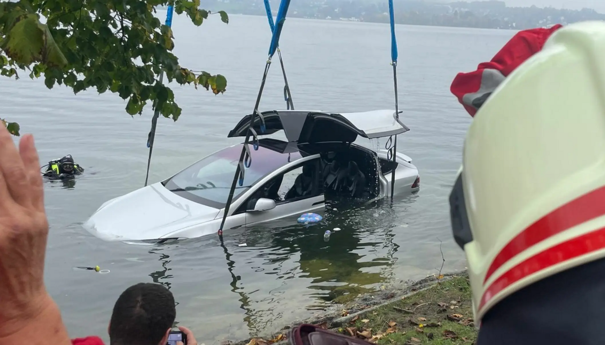 Her berges Teslaen etter en ulykke som kobles til autopiloten.