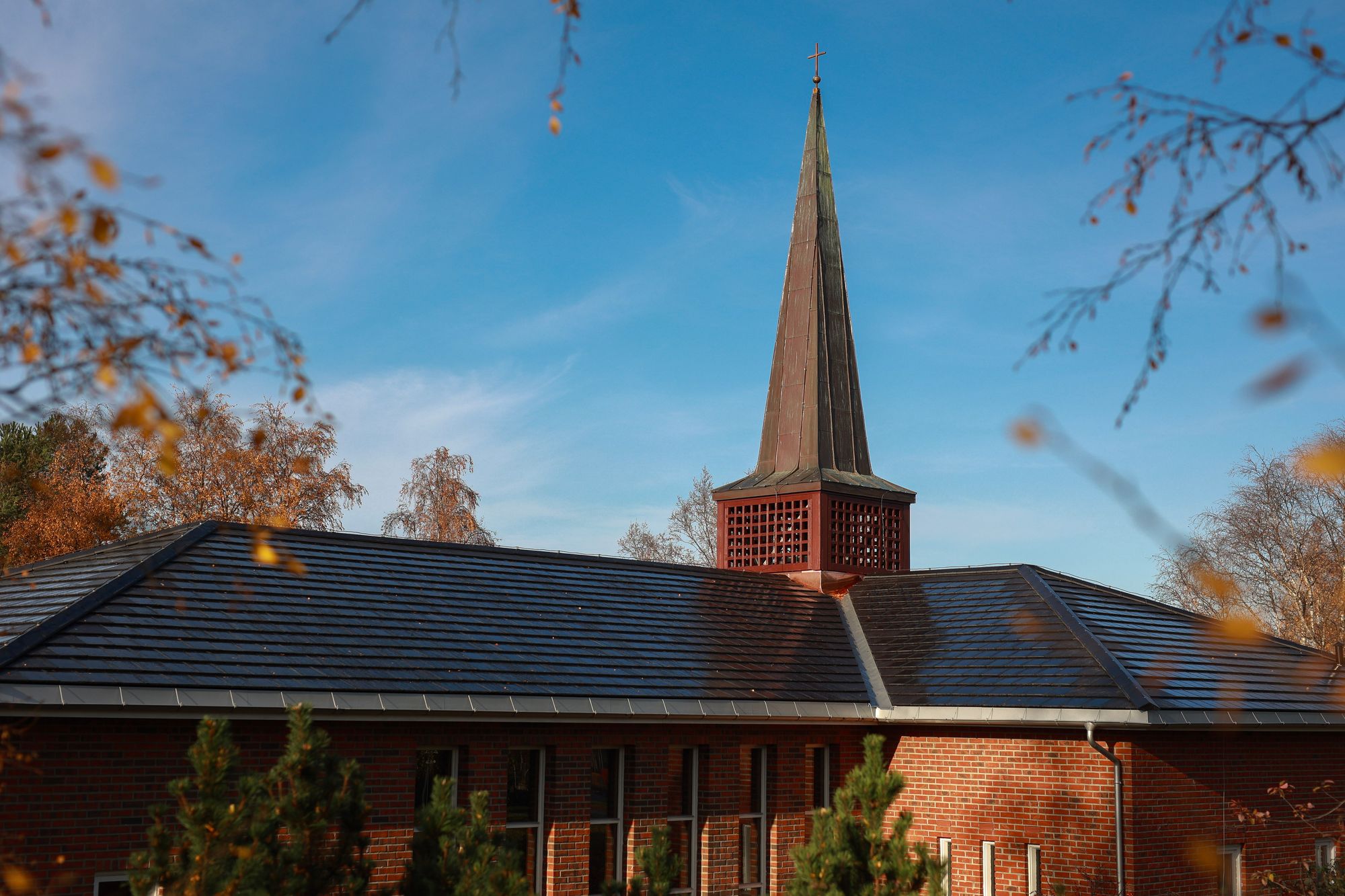 Berg kirke i Trondheim er en arbeidskirke fra 1972. Kirken har fått integrerte solceller i taket. 